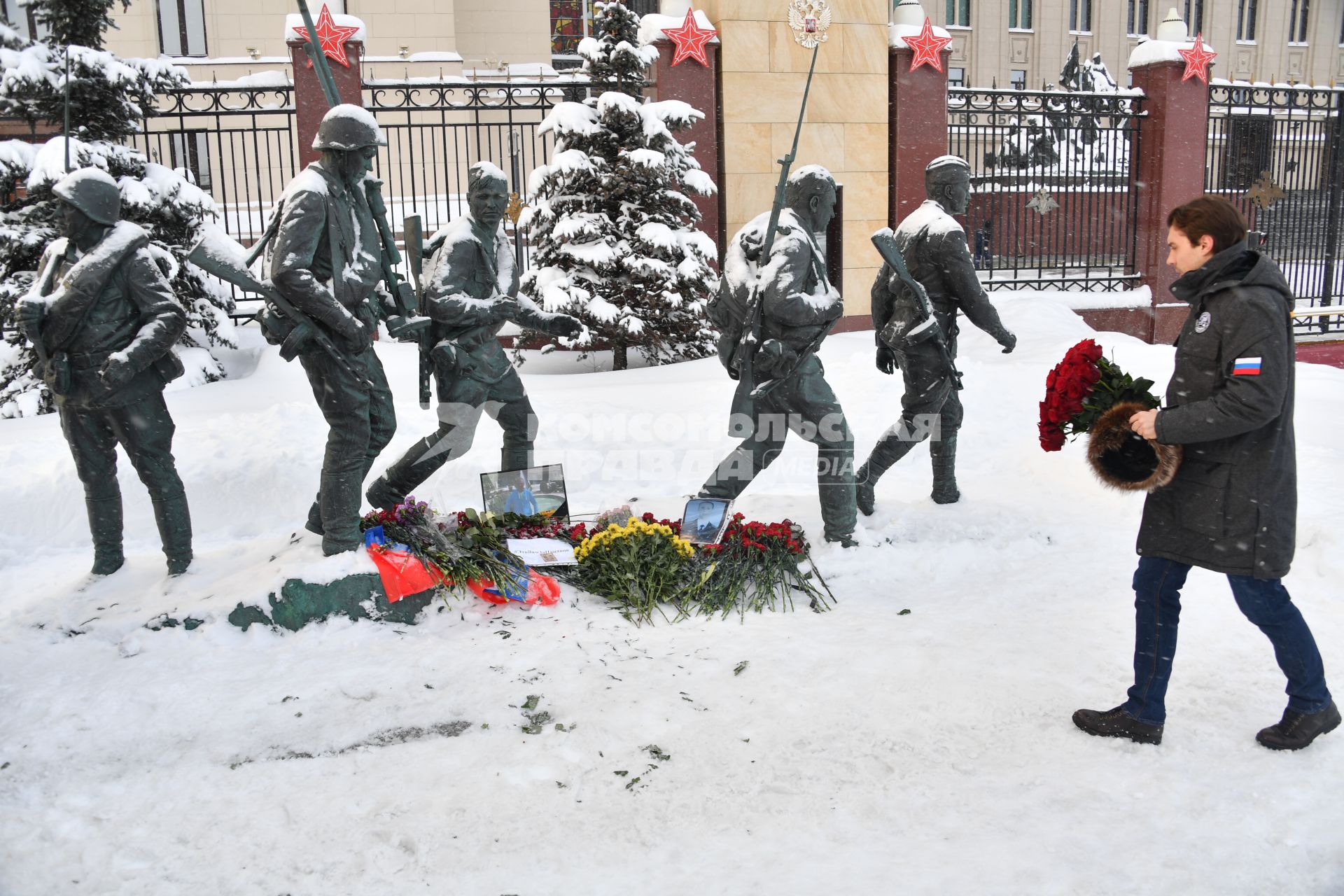 Москва. Люди несут цветы к зданию Минобороны на Фрунзенской набережной, чтобы почтить память погибшего в Сирии летчика Су-25 Романа Филипова.