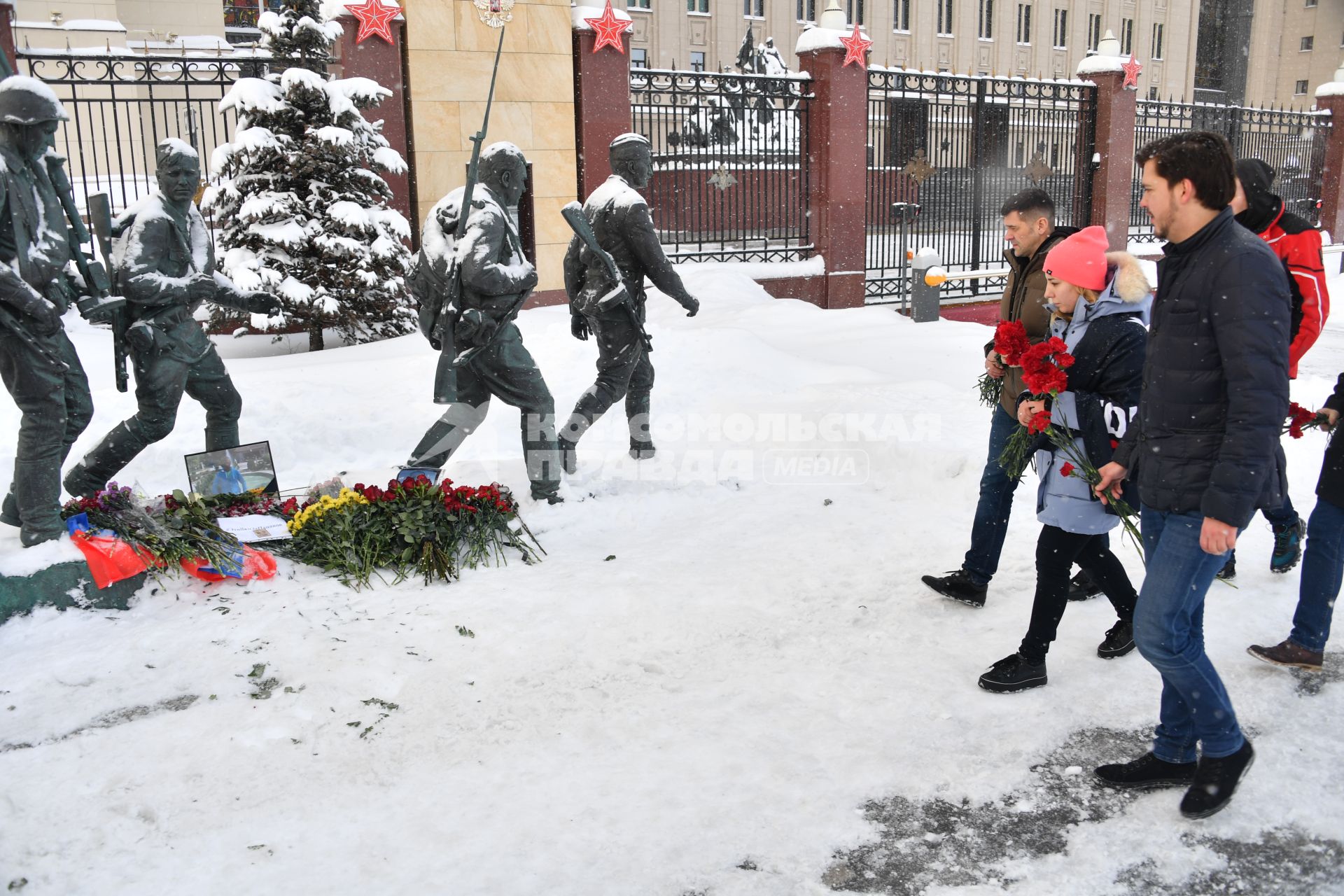 Москва. Люди несут цветы к зданию Минобороны на Фрунзенской набережной, чтобы почтить память погибшего в Сирии летчика Су-25 Романа Филипова.