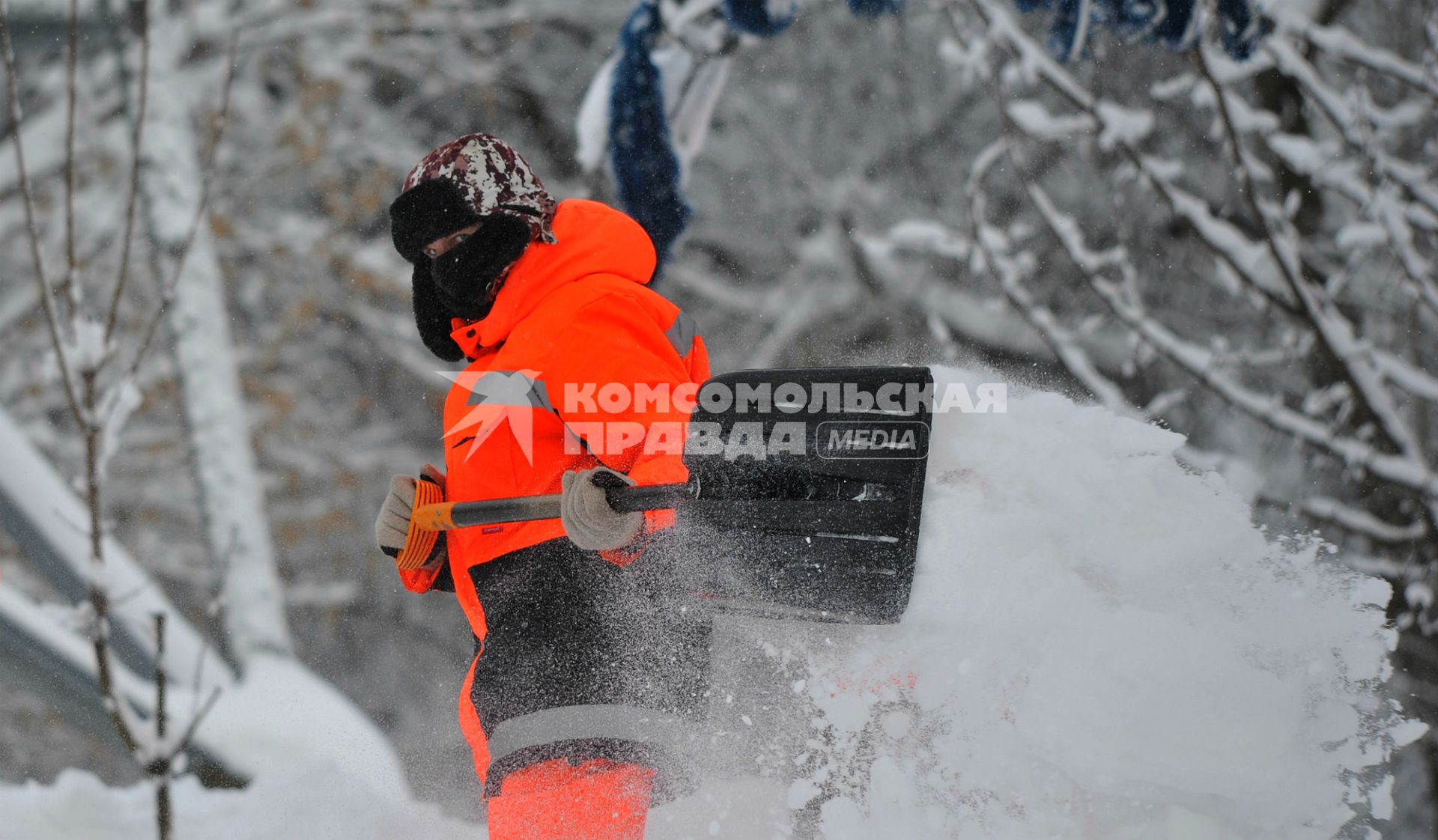 Московская область, Красногорск. Сотрудник коммунальной службы во время уборки снега.