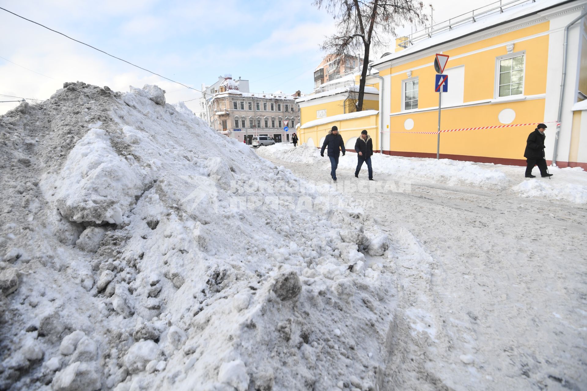 Москва. Неубранный снег на проезжей части.