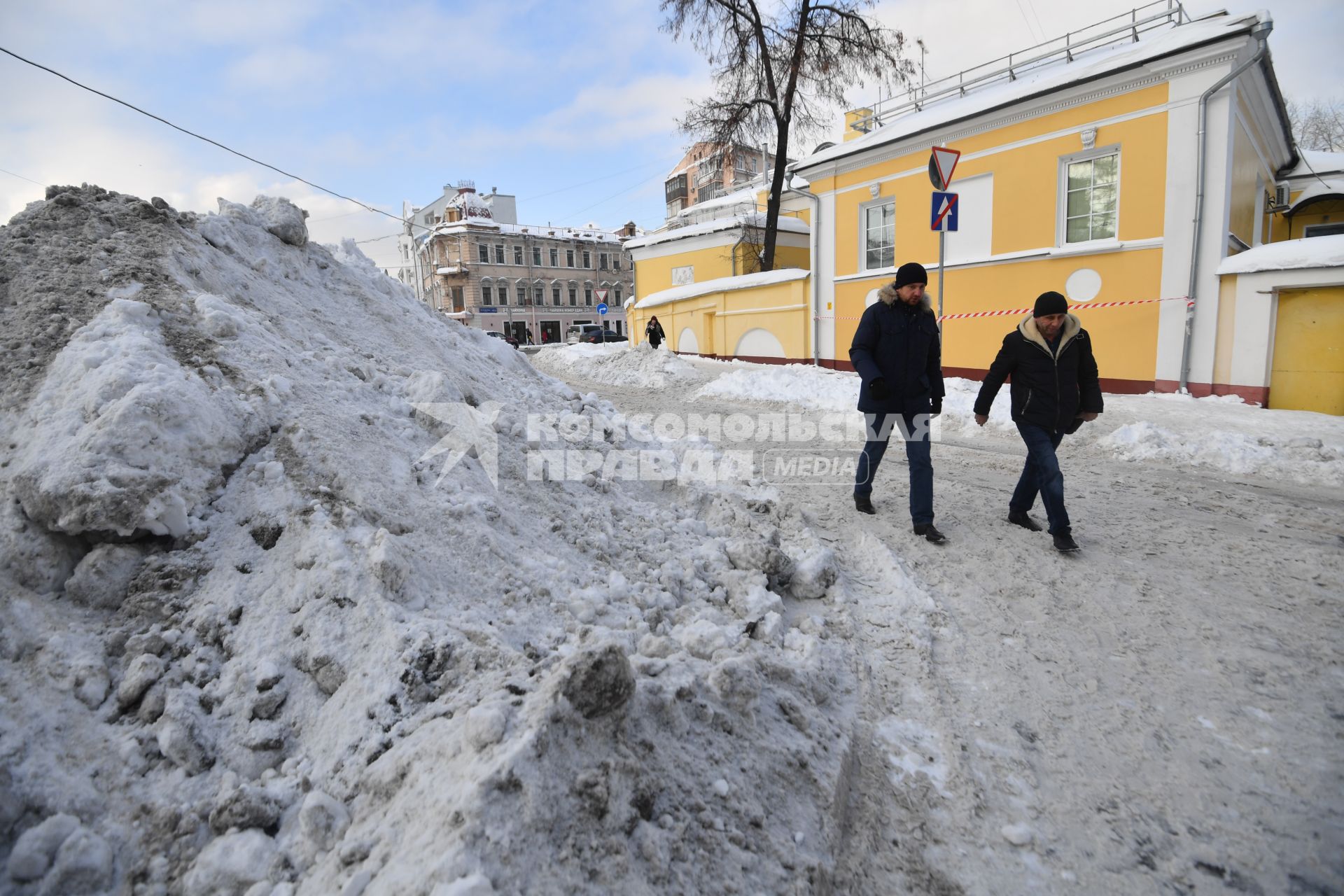 Москва. Неубранный снег на проезжей части.