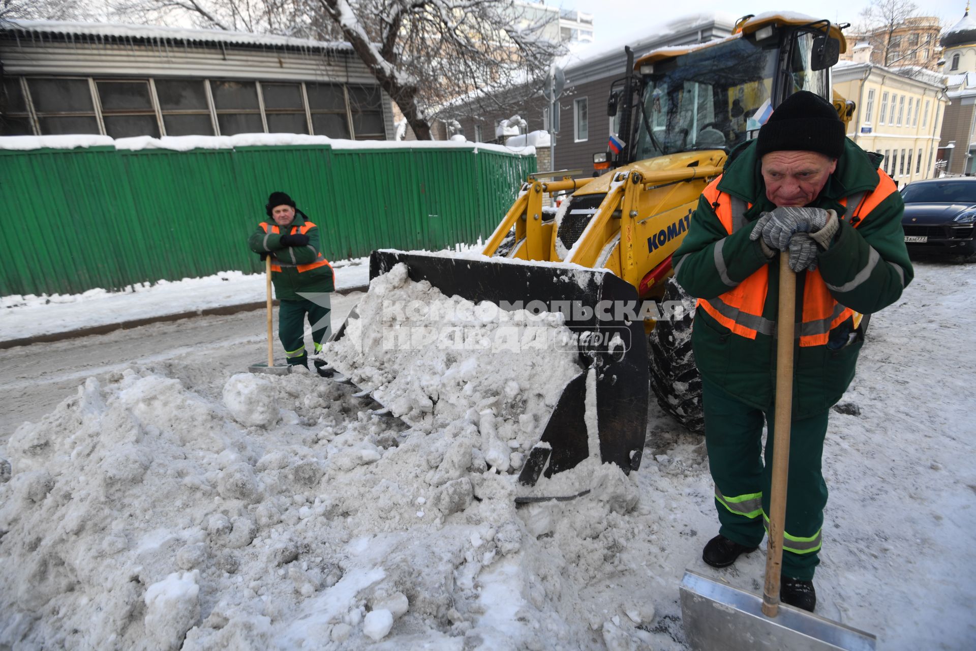 Москва. Сотрудники коммунальной службы во время уборки снега.