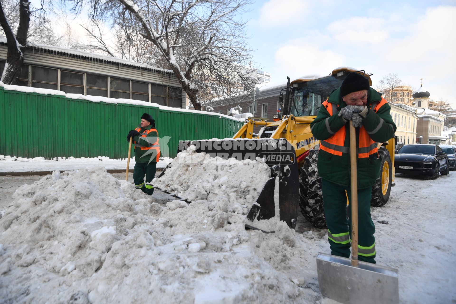 Москва. Сотрудники коммунальной службы во время уборки снега.