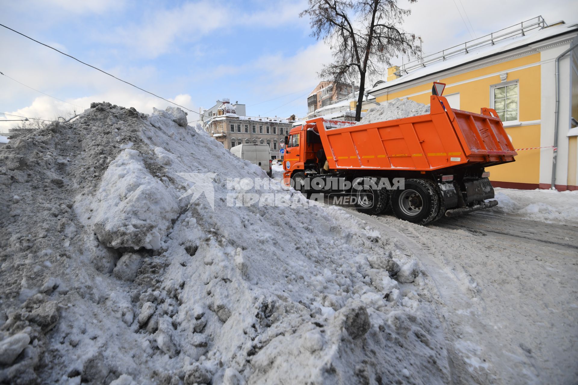 Москва.  Во время уборки снега на одной из улиц города.