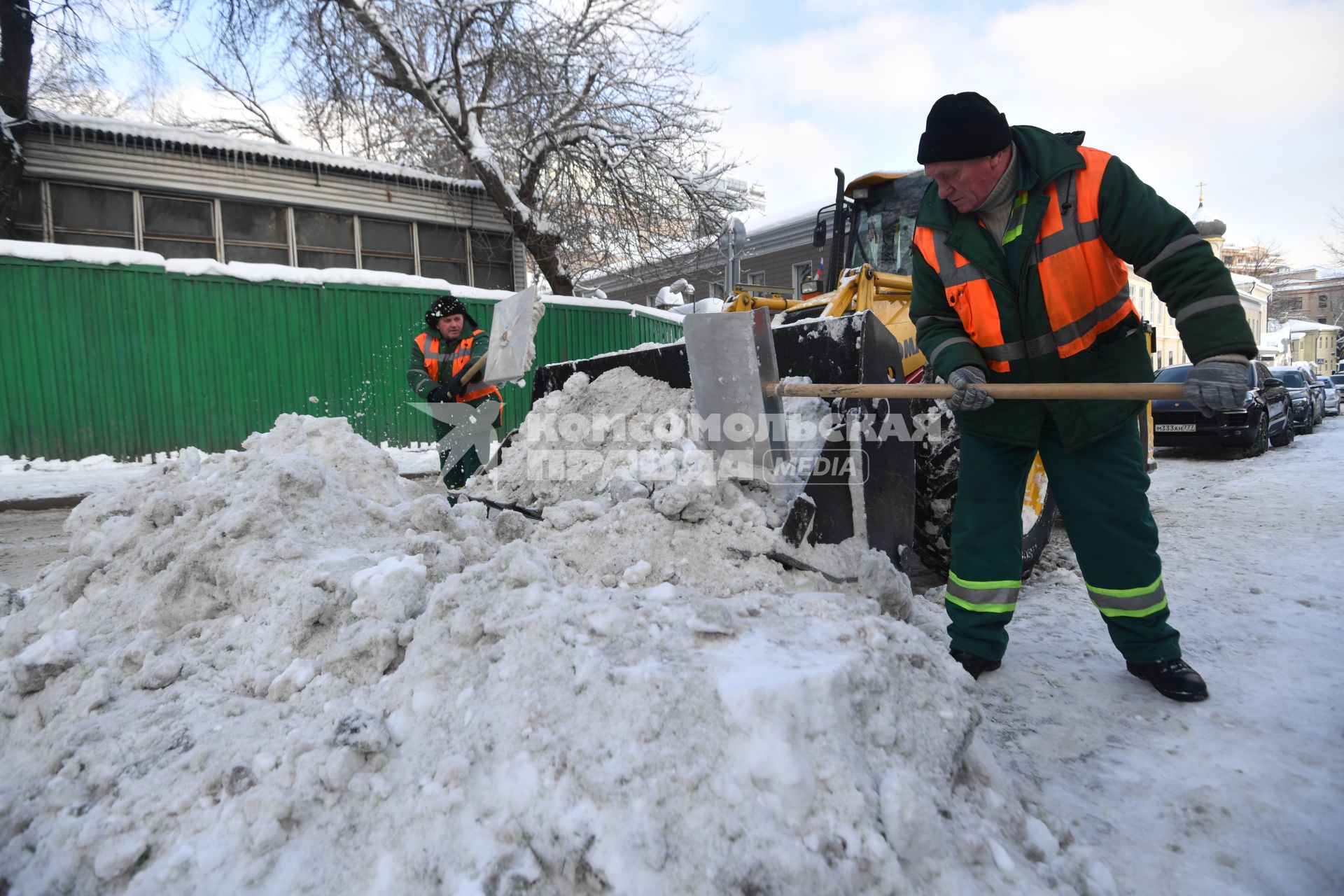 Москва. Сотрудники коммунальной службы во время уборки снега.