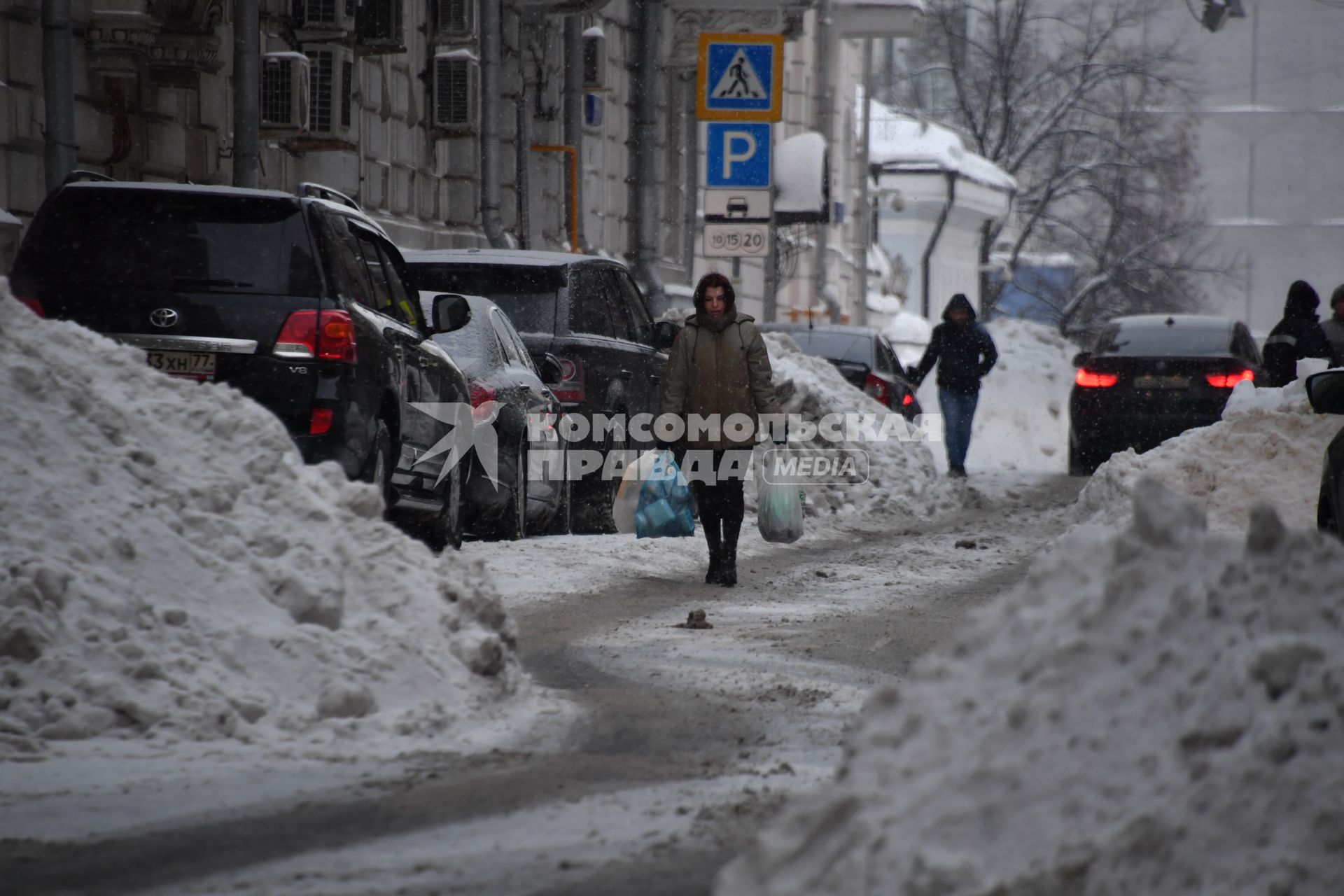 Москва.  После снегопада на одной из улиц города.