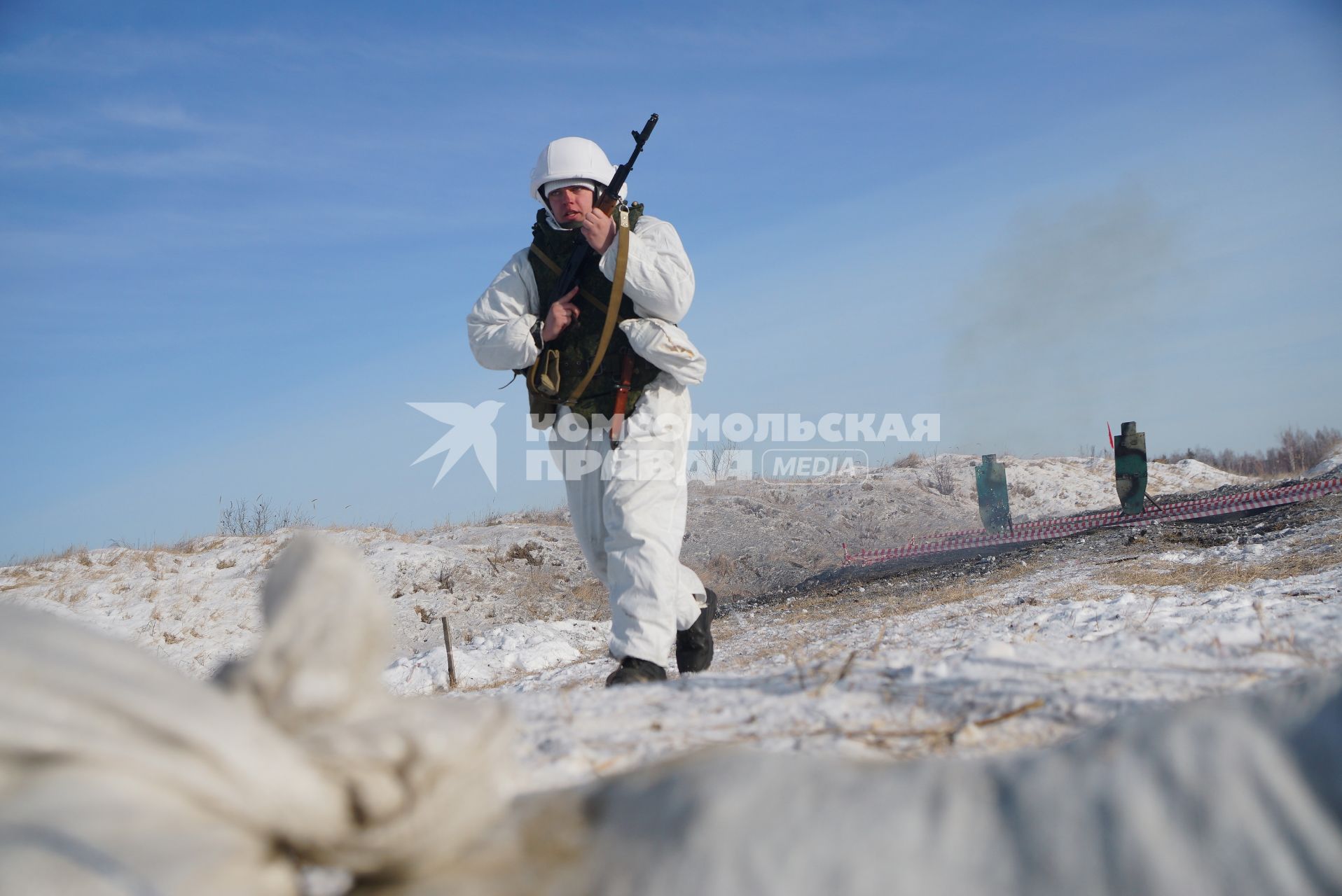 Челябинская область. Чебаркульский военный полигон. Военнослужащий прящется в укрытие для метания боевой гранаты, во время ротных тактических учений