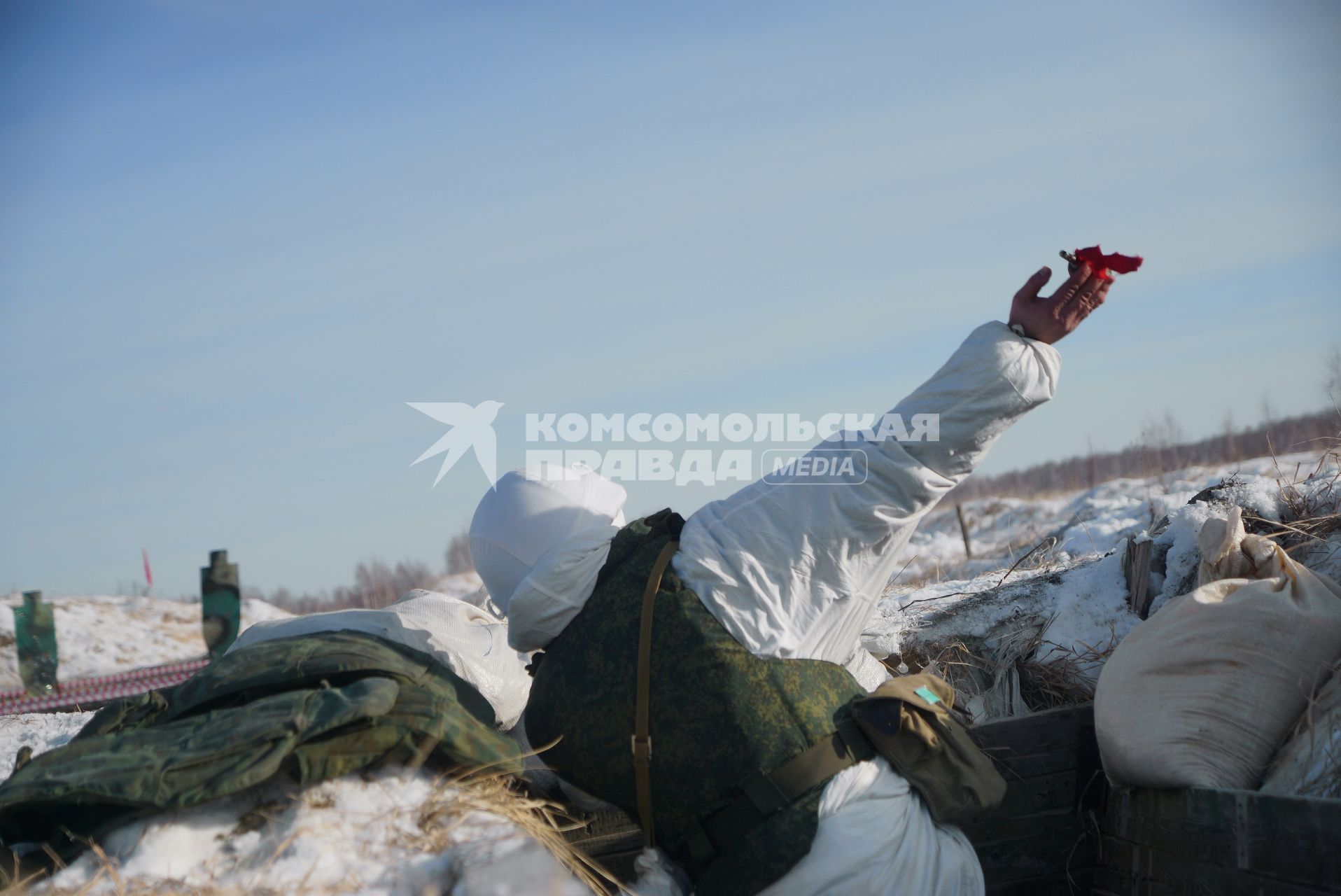 Челябинская область. Чебаркульский военный полигон. Военнослужащий метает учебную гранату, во время ротных тактических учений