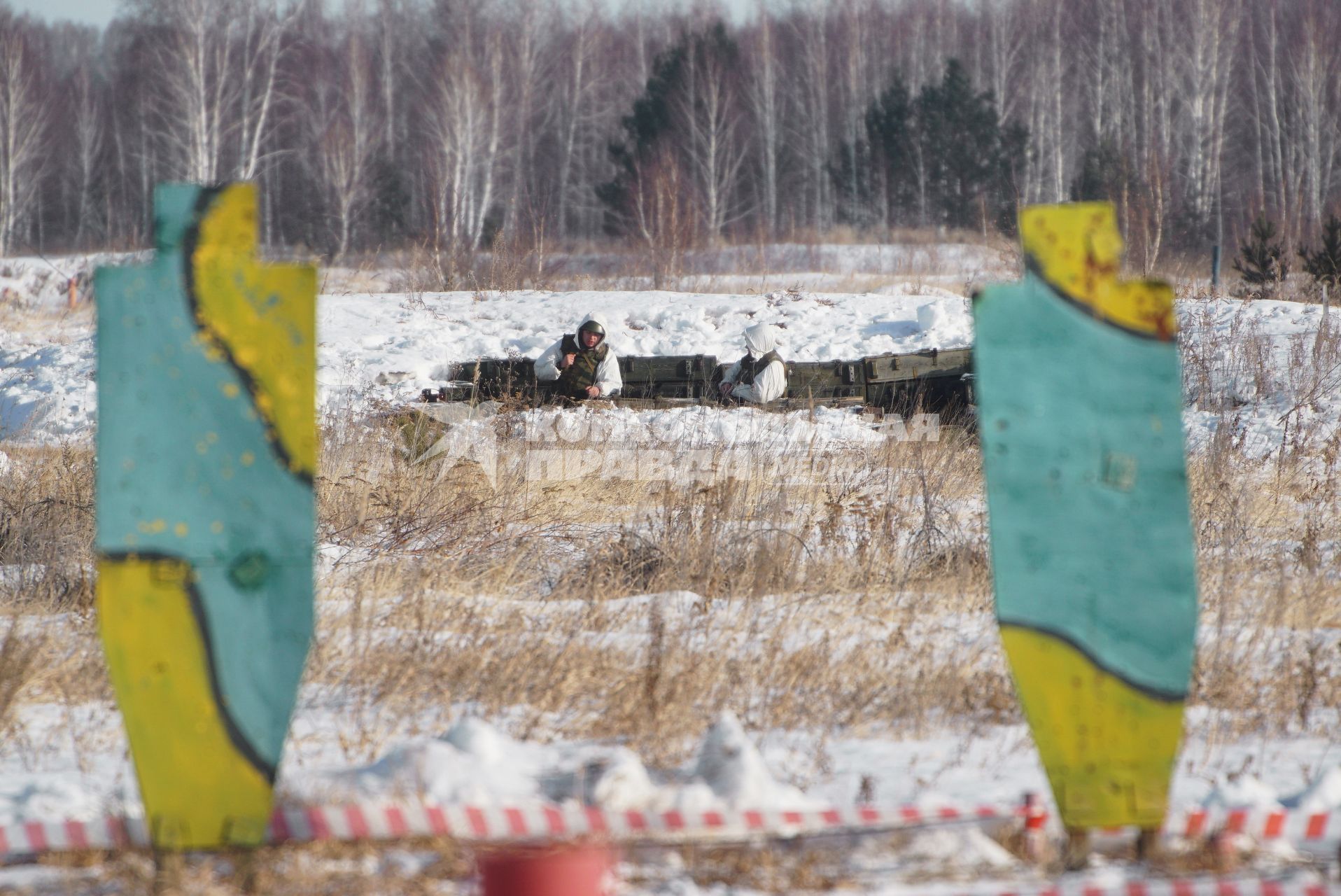 Челябинская область. Чебаркульский военный полигон. Военнослужащие в окопе откуда метают боевые гранаты, во время ротных тактических учений