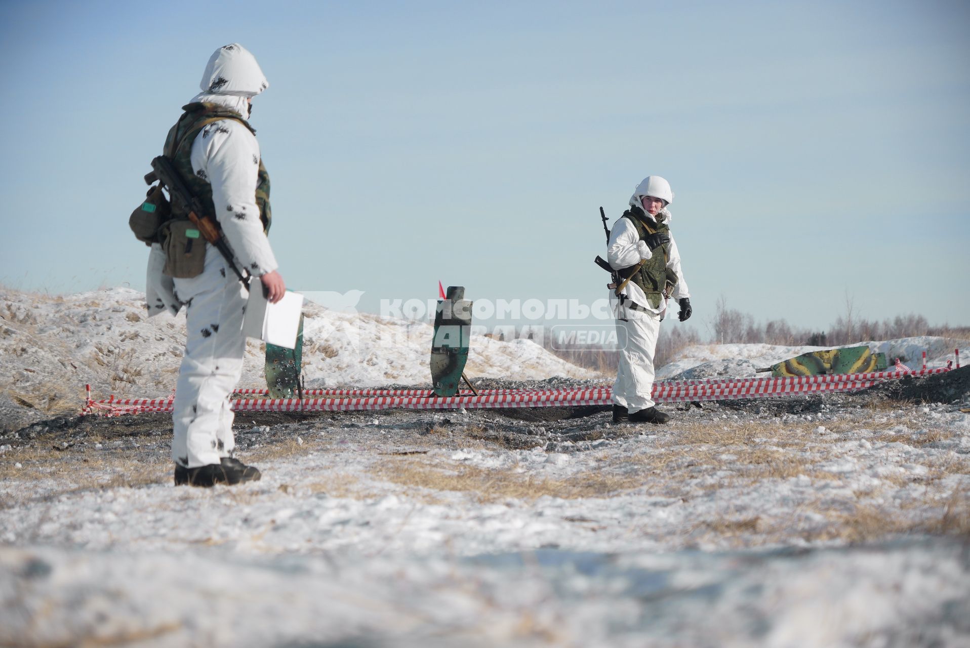 Челябинская область. Чебаркульский военный полигон. Военнослужащий ищет у мишеней чеку от боевой гранаты, во время ротных тактических учений