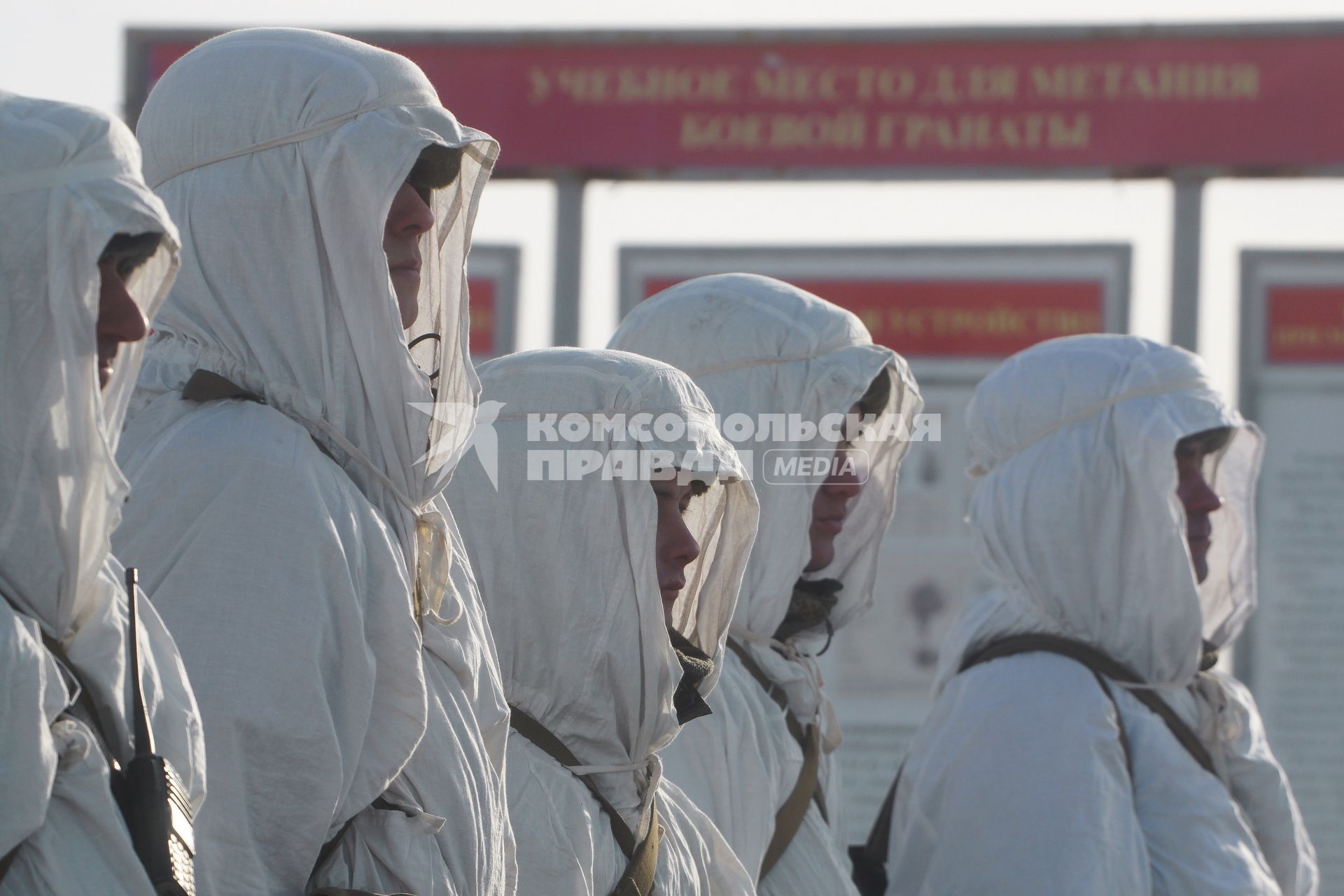 Челябинская область. Чебаркульский военный полигон. Военнослужащие на площадке метания боевых гранат, во время ротных тактических учений