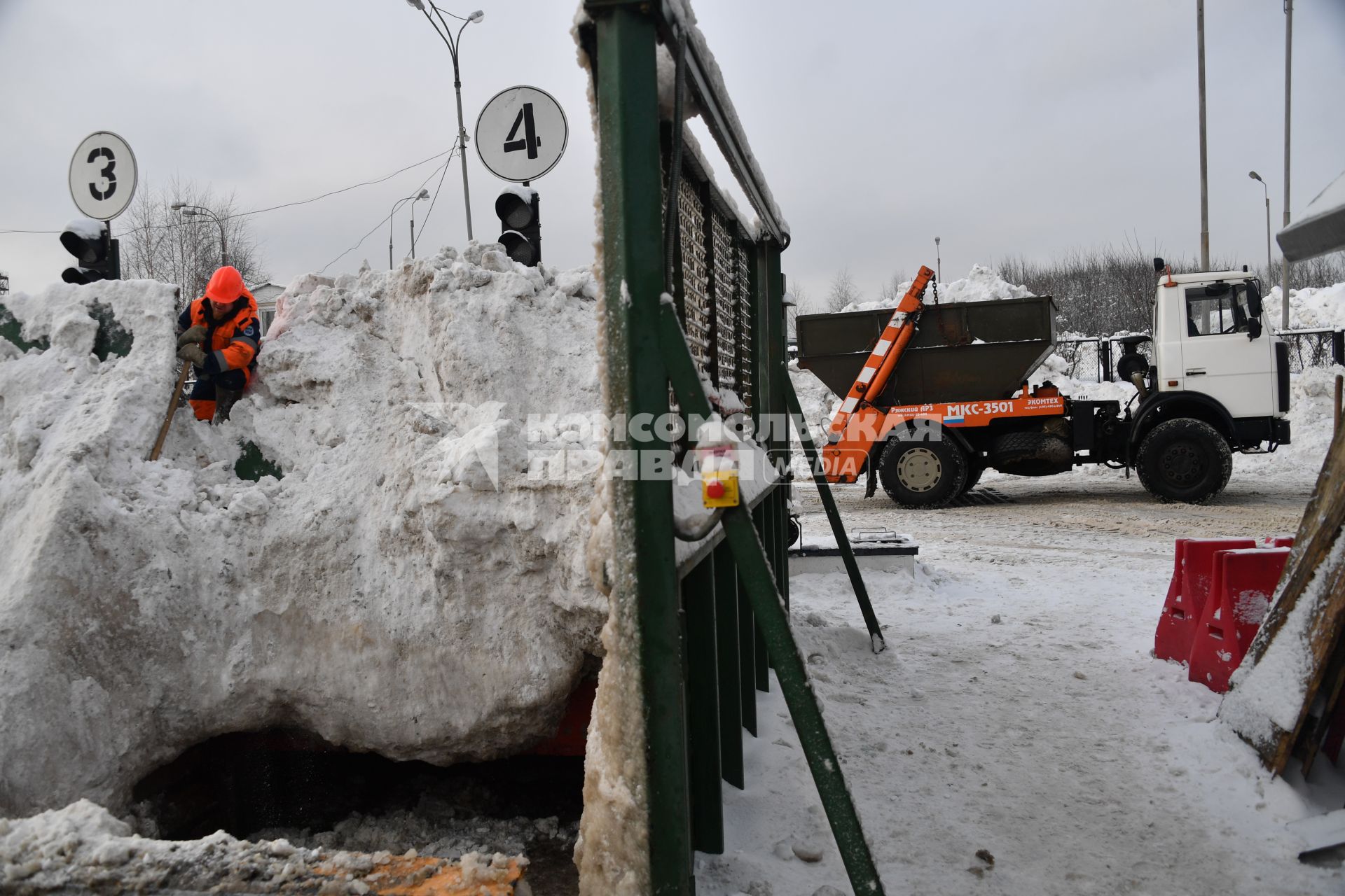 Москва. Работа снегоплавильного пункта на Большой Оленьей улице.