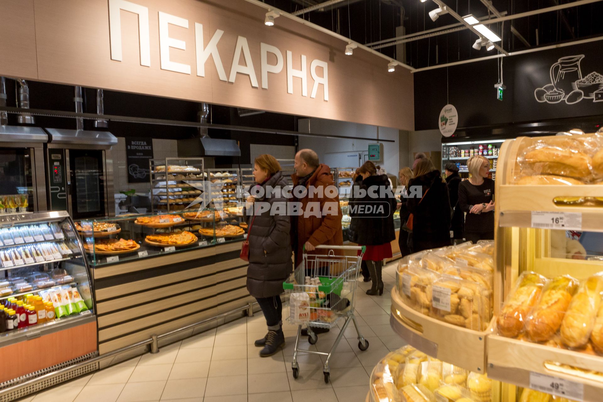 Санкт-Петербург.  Пекарня в супермаркете `Перекресток`.