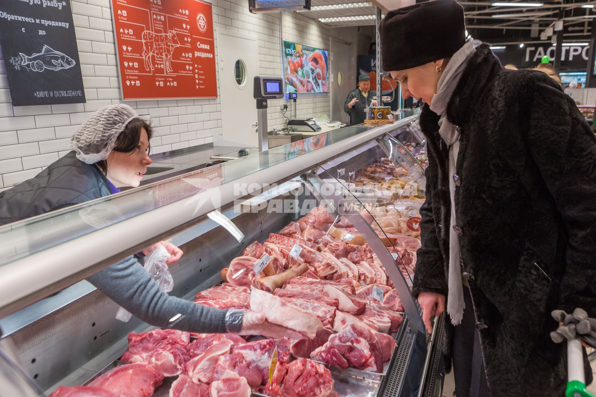 Санкт-Петербург.  Покупательница в мясном отделе  супермаркета `Перекресток`.