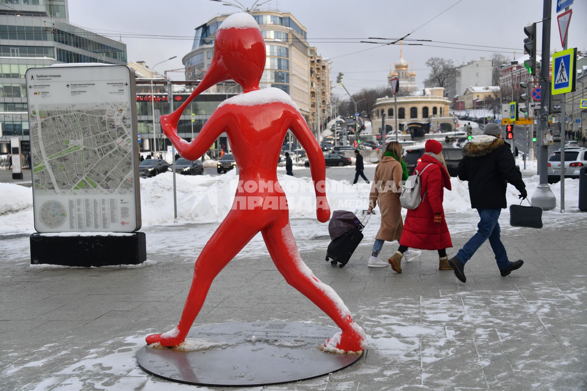 Москва. Памятник мобильному интернету на Петровском бульваре.