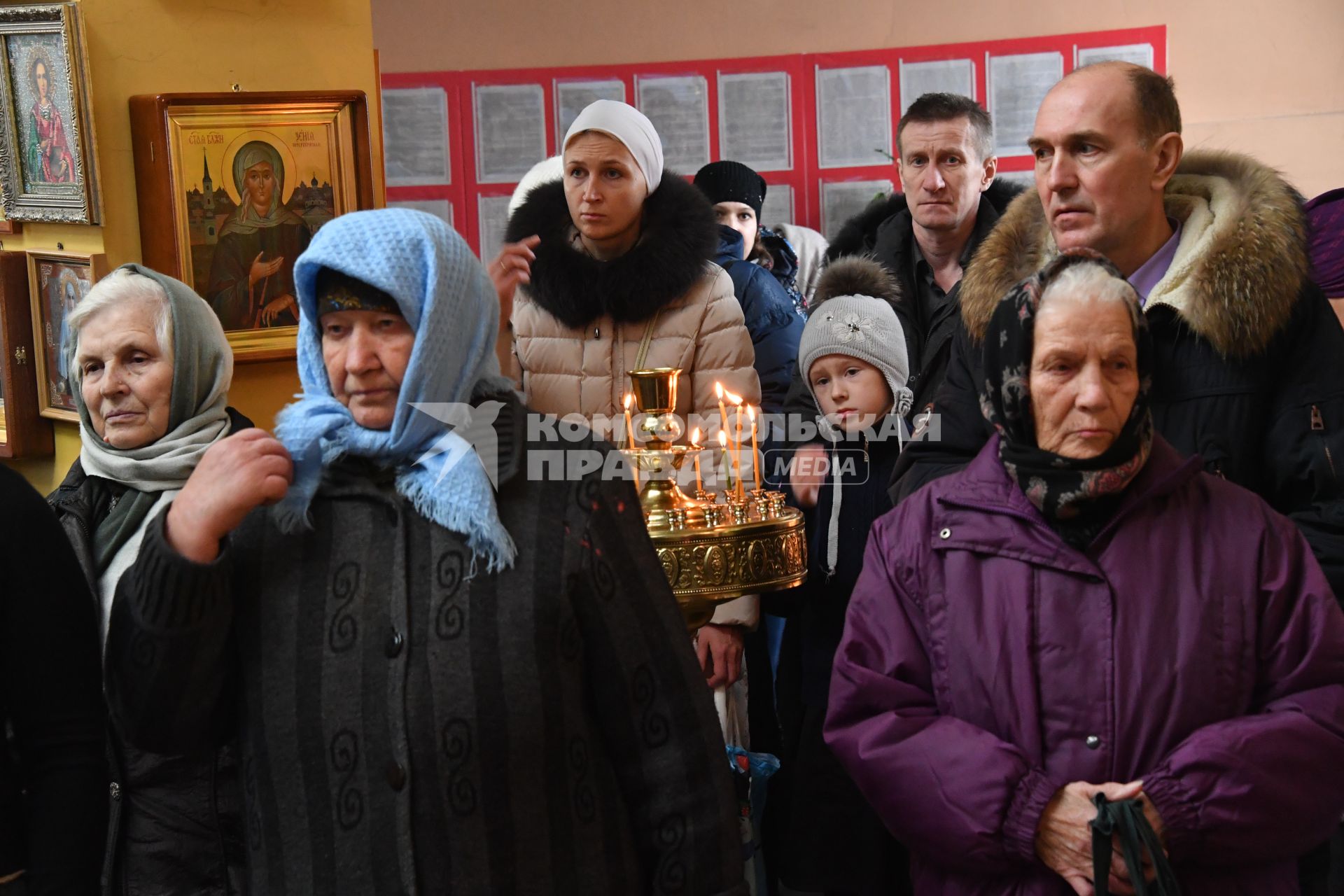 Чечня, Грозный. Прихожане   в православном храме.