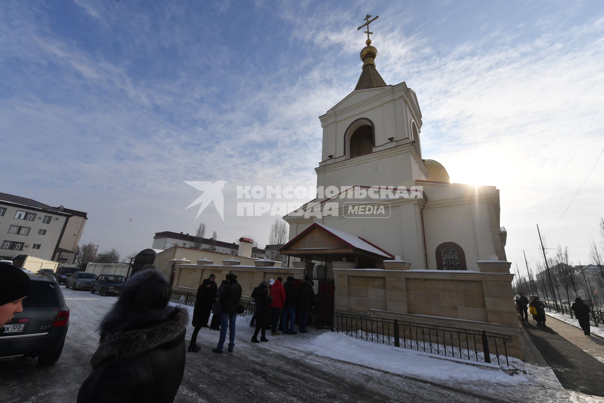 Чечня, Грозный. Прихожане идут в православный храм.