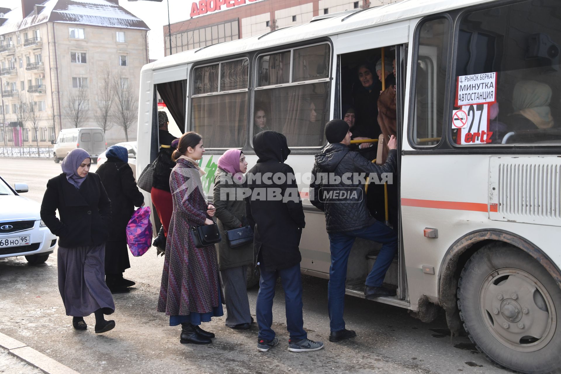 Чечня, Грозный. Пассажиры  садятся в автобус .