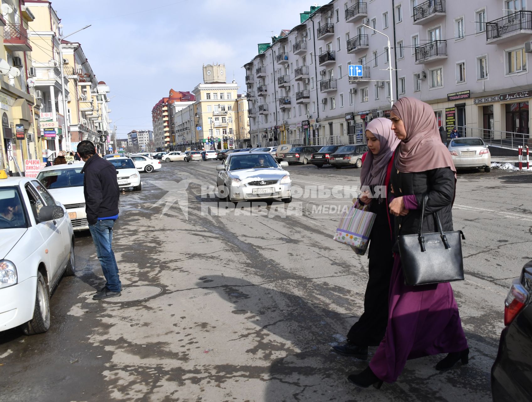 Чечня, Грозный.  Женщины в хиджабах на улице города.