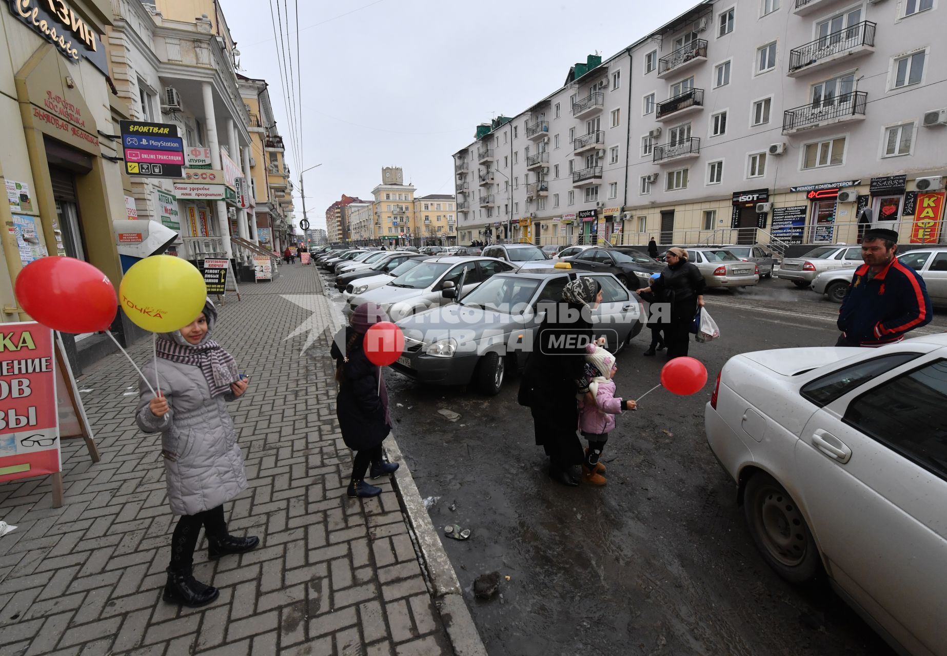 Чечня, Грозный. Дети с воздушными шариками  на улице города.