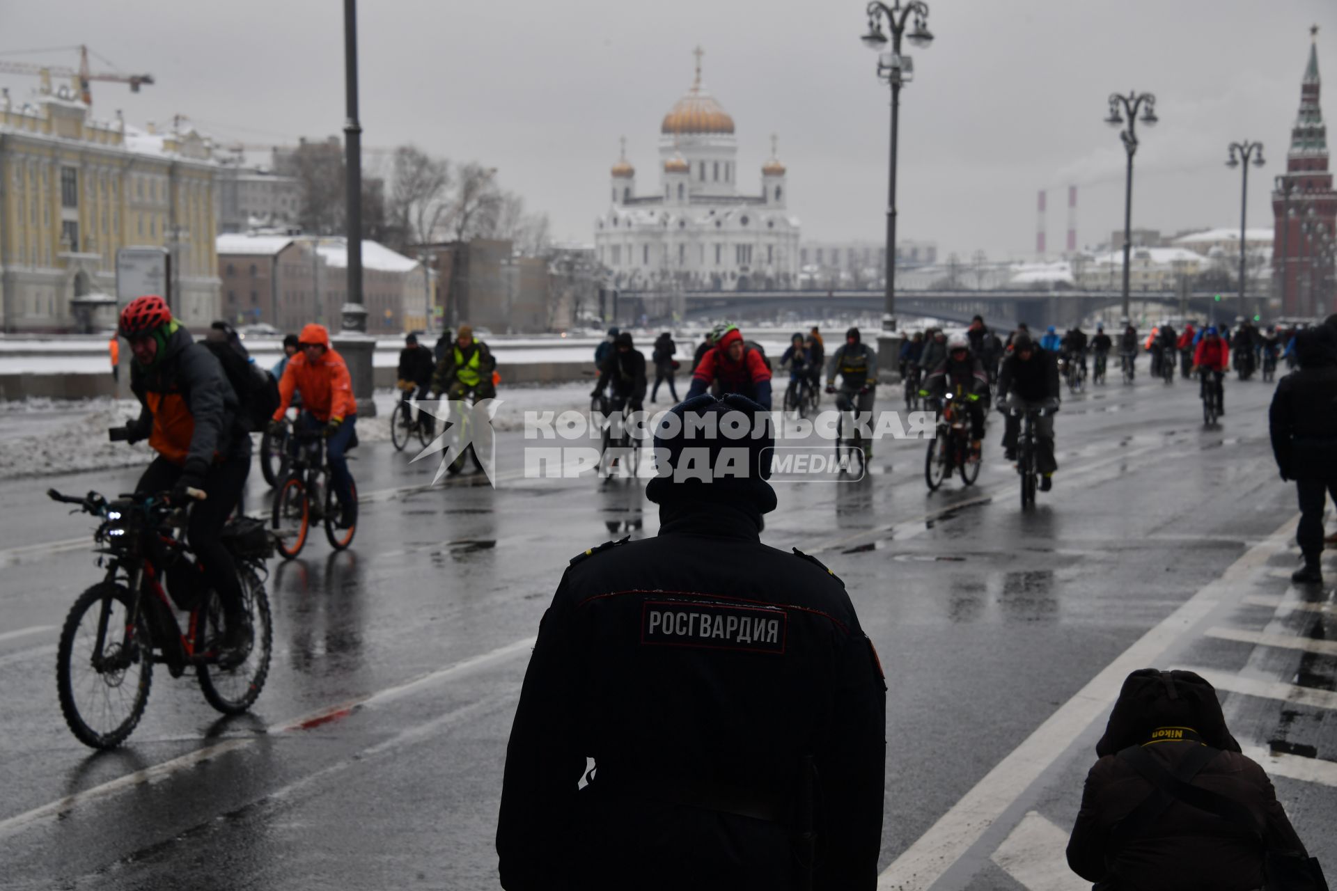 Москва. Участники третьего зимнего велопарада, маршрут которого прошел от 3-й Фрунзенской улицы до парка `Зарядье` и обратно.