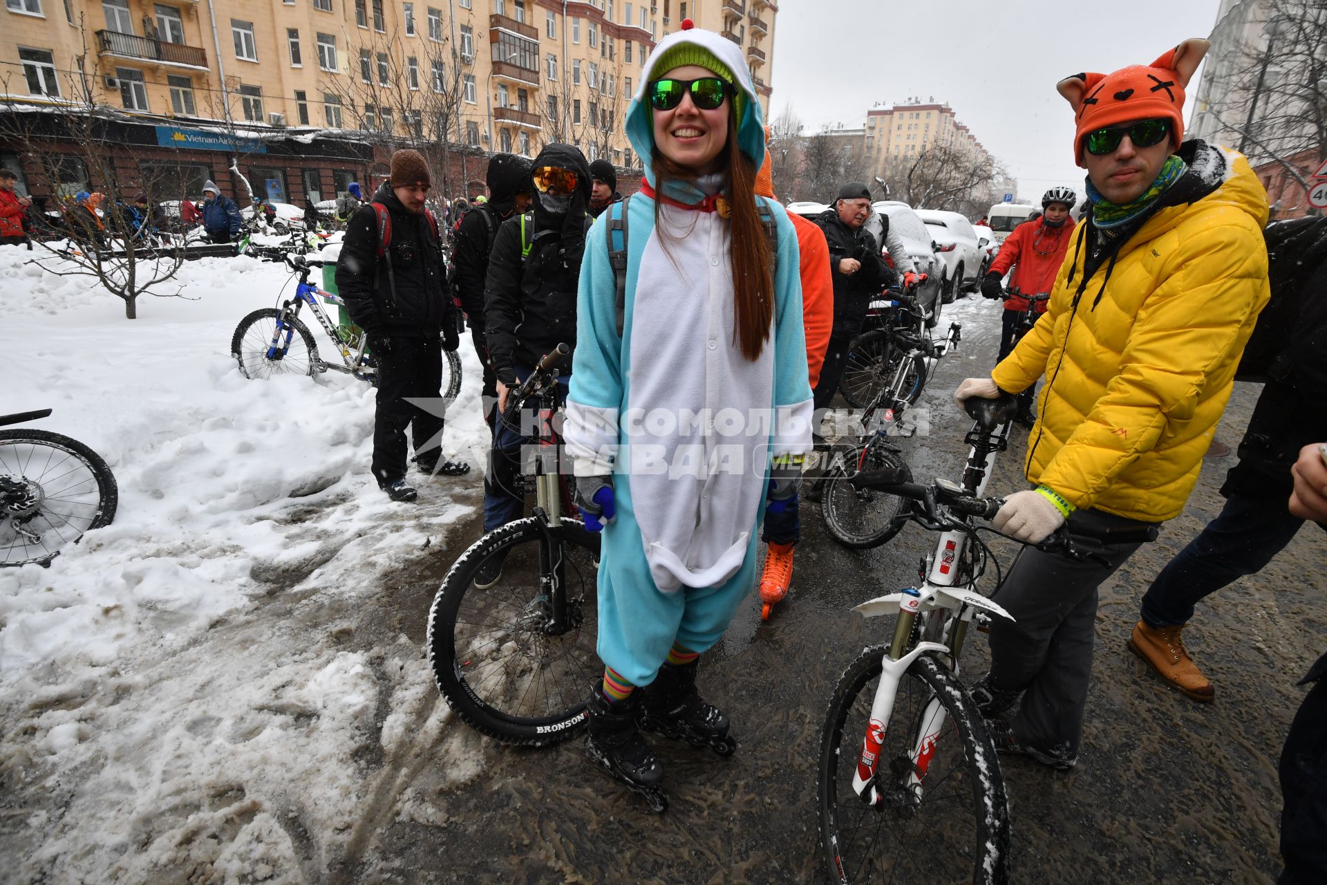 Москва. Участники третьего зимнего велопарада, маршрут которого прошел от 3-й Фрунзенской улицы до парка `Зарядье` и обратно.