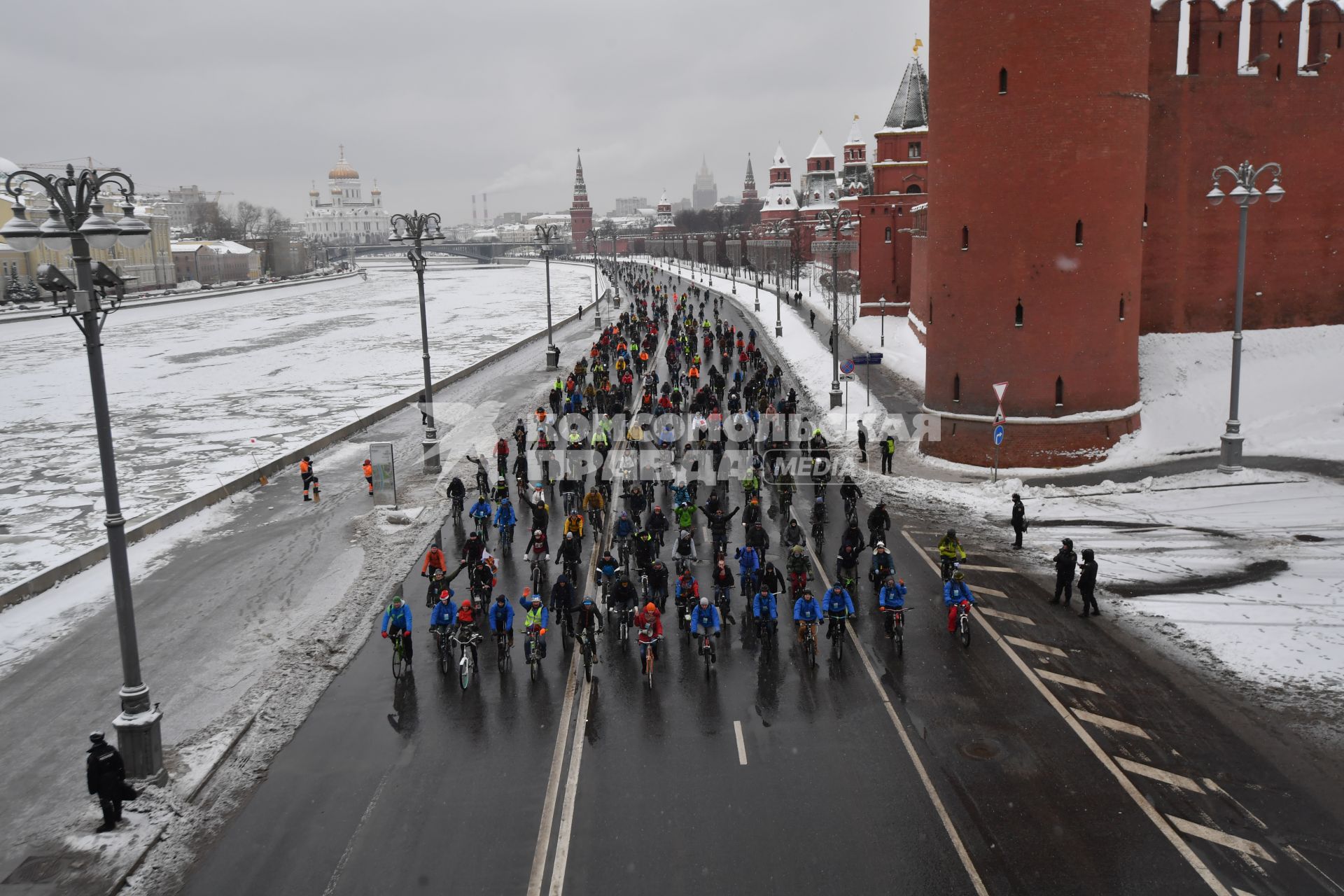 Москва. Участники третьего зимнего велопарада, маршрут которого прошел от 3-й Фрунзенской улицы до парка `Зарядье` и обратно.