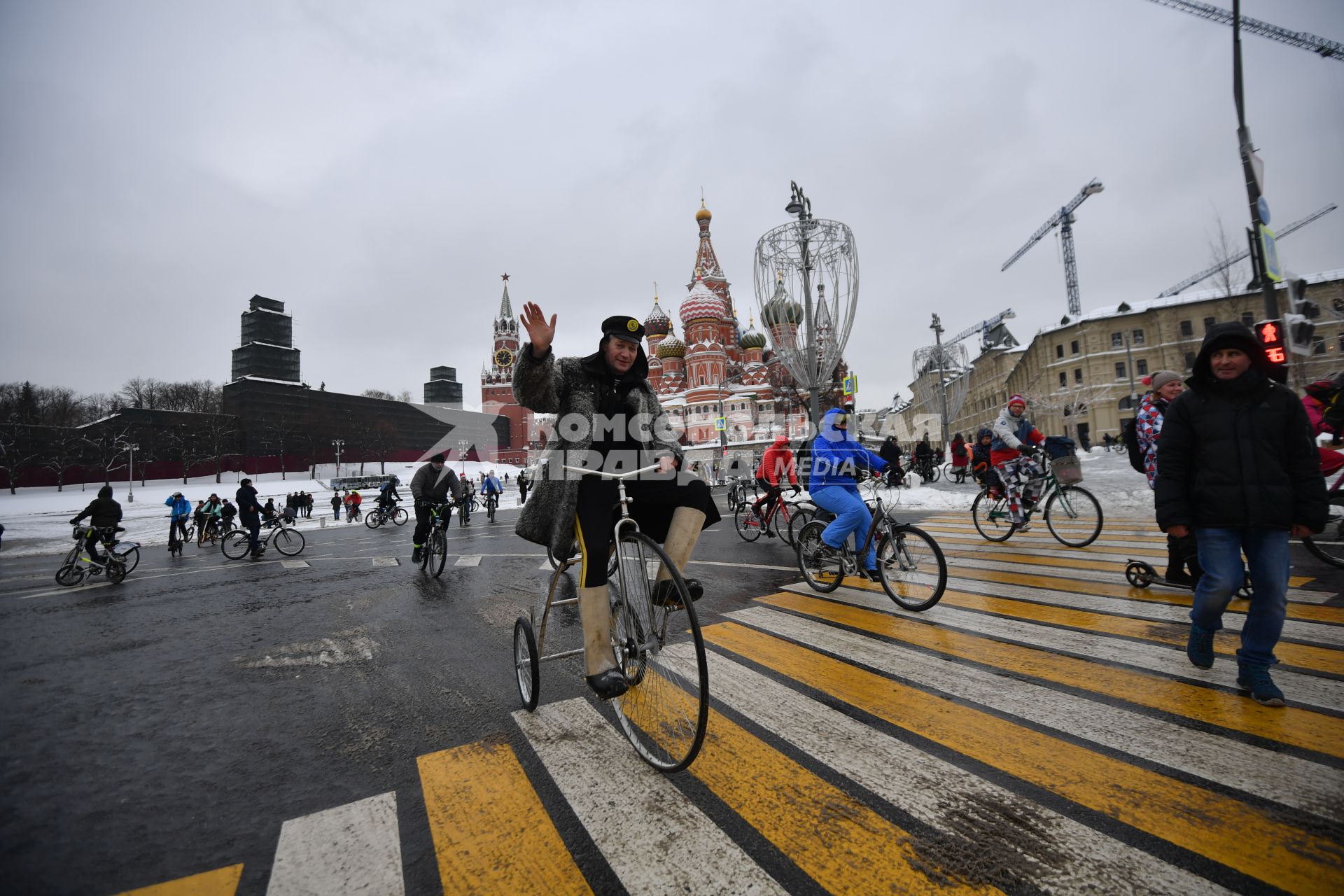 Москва. Участники третьего зимнего велопарада, маршрут которого прошел от 3-й Фрунзенской улицы до парка `Зарядье` и обратно.