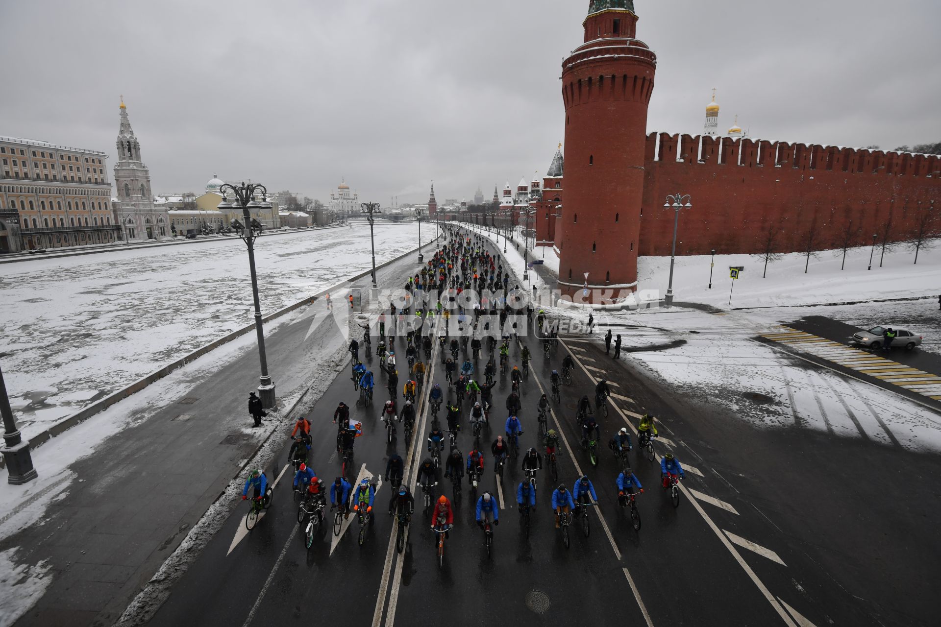 Москва. Участники третьего зимнего велопарада, маршрут которого прошел от 3-й Фрунзенской улицы до парка `Зарядье` и обратно.