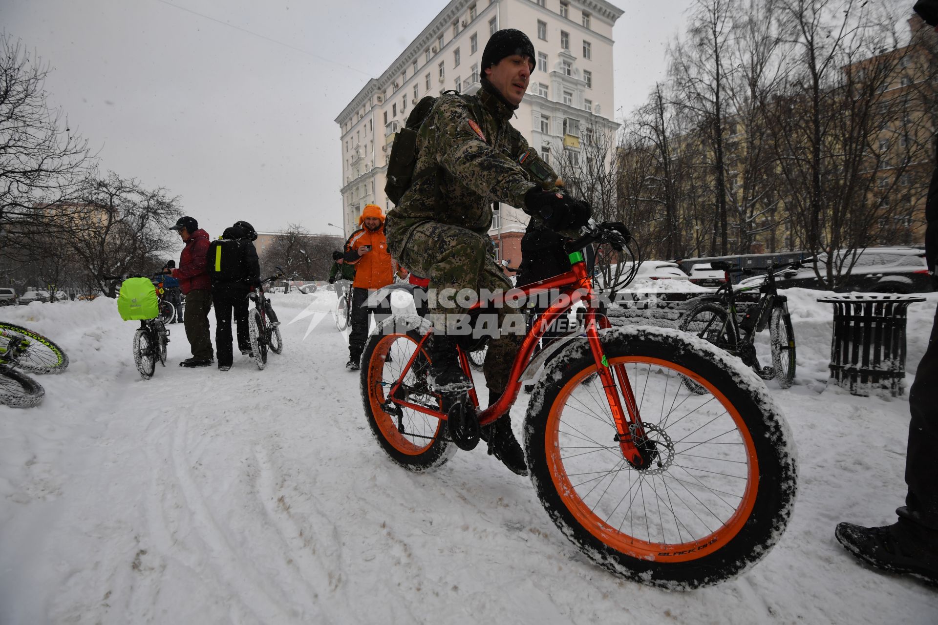 Москва. Участники третьего зимнего велопарада, маршрут которого прошел от 3-й Фрунзенской улицы до парка `Зарядье` и обратно.