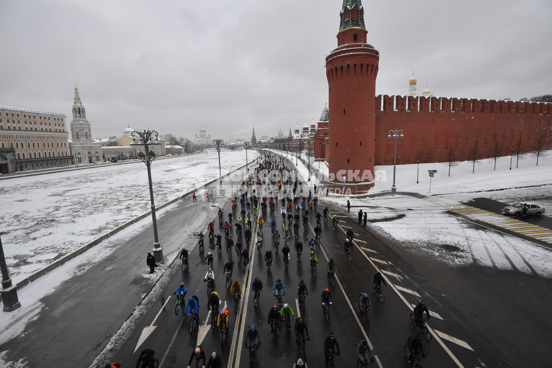 Москва. Участники третьего зимнего велопарада, маршрут которого прошел от 3-й Фрунзенской улицы до парка `Зарядье` и обратно.