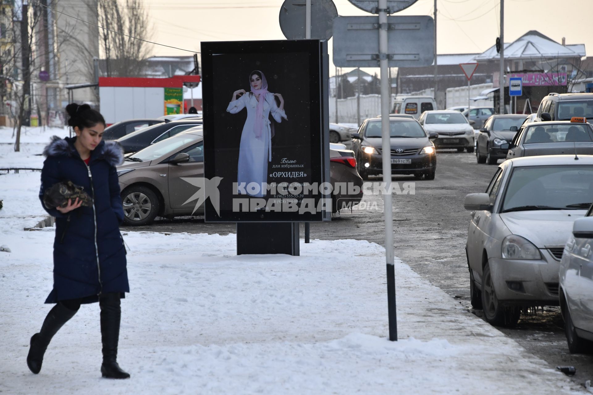 Чечня, Грозный. Рекламный плакат на улице города.