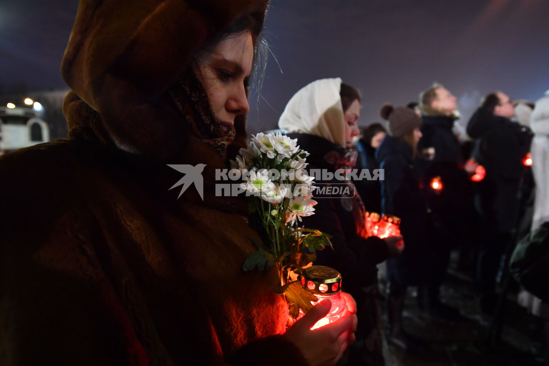 Москва. Акция у храма Христа Спасителя в память о погибших при крушении пассажирского самолета Ан-148 `Саратовских авиалиний`.