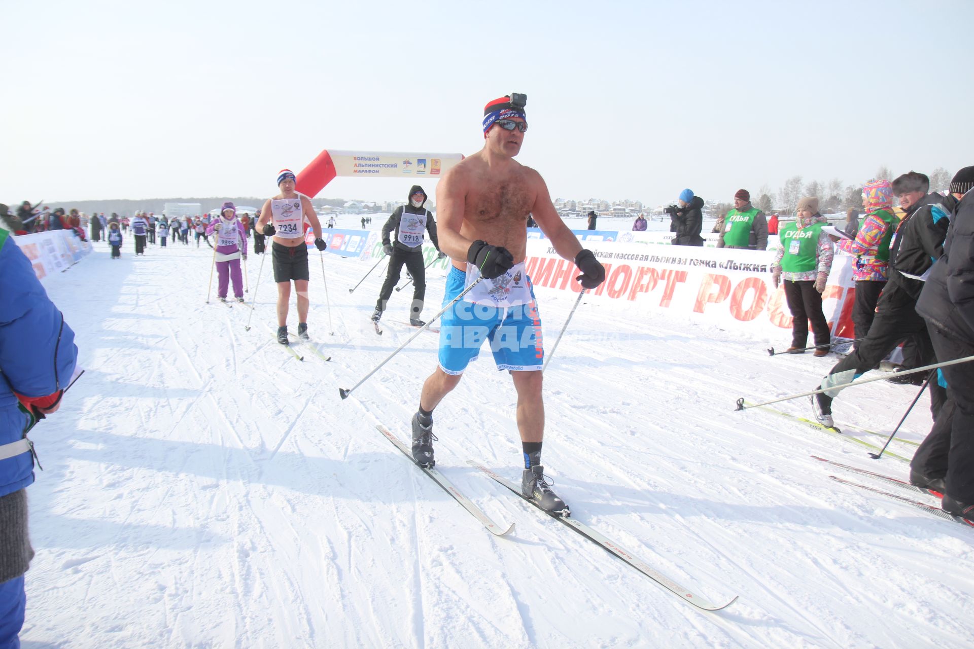 Иркутск. Участники  всероссийской массовой лыжной гонки `Лыжня  России`.
