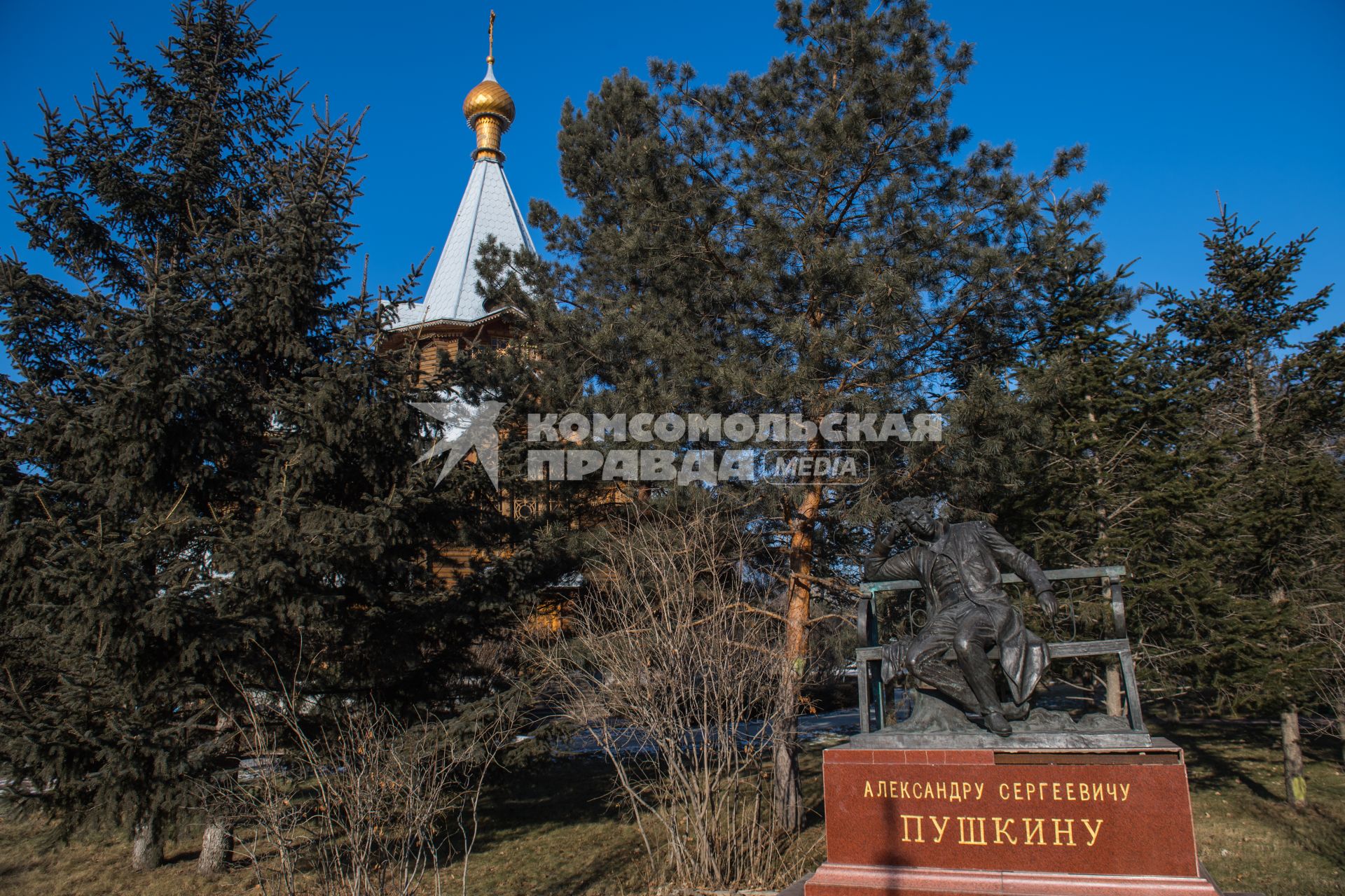 Китай, Харбин. Парк `Усадьба Волга`. Памятник А.С.Пушкину возле Николаевского собора.