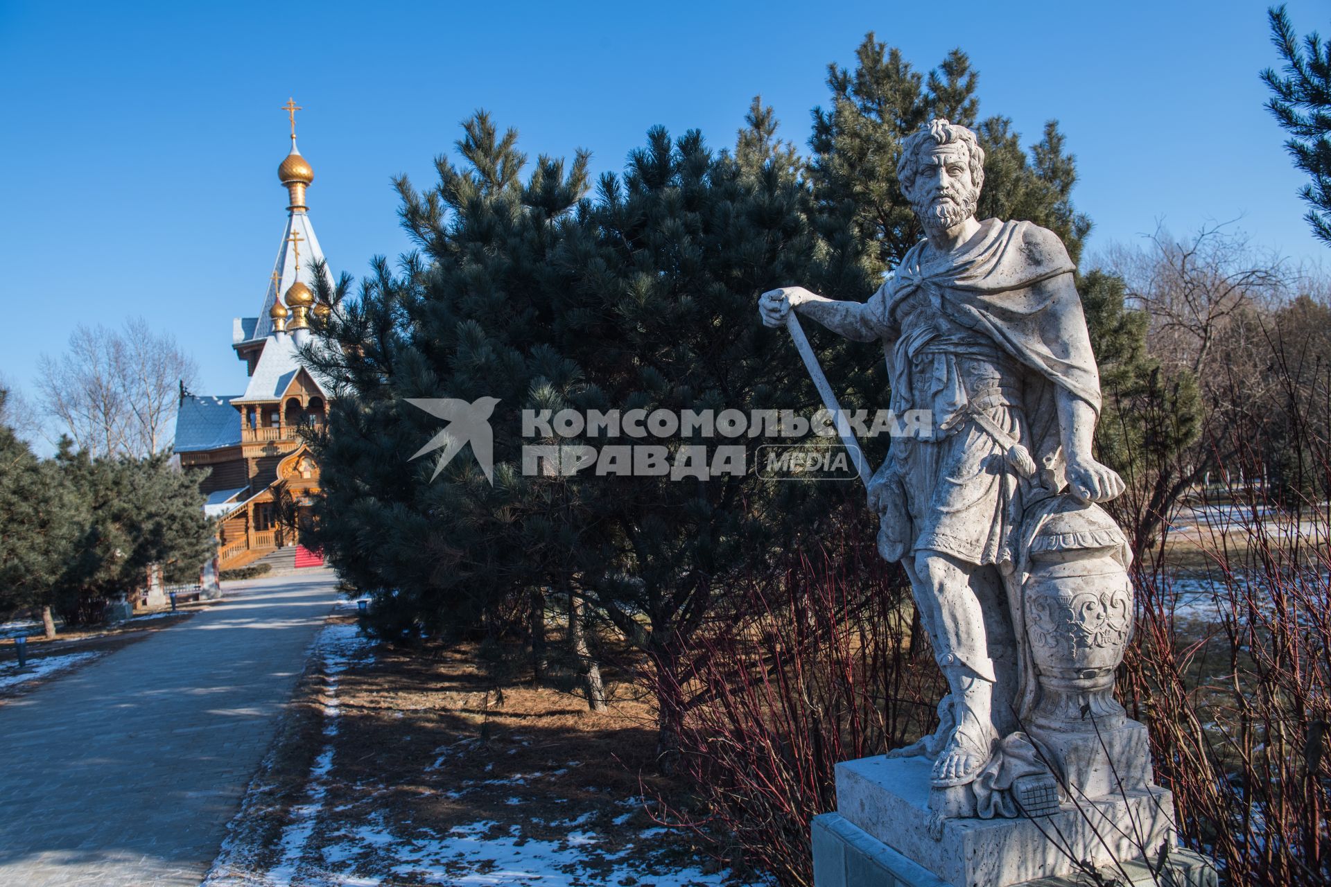 Китай, Харбин. Парк `Усадьба Волга`. Николаевский собор (на заднем плане).