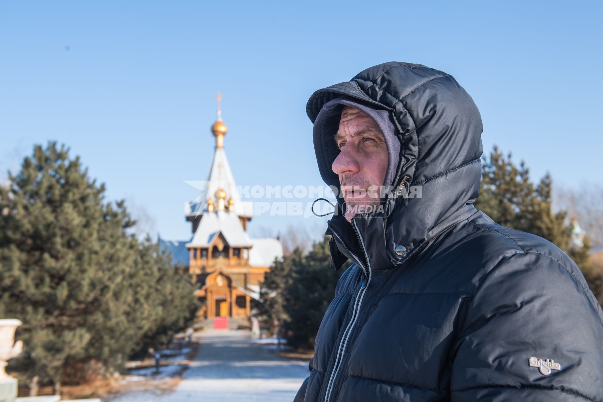 Китай, Харбин. Парк `Усадьба Волга`. Корреспондент `Комсомольской правды` Владимир Ворсобин возле Николаевского собора.