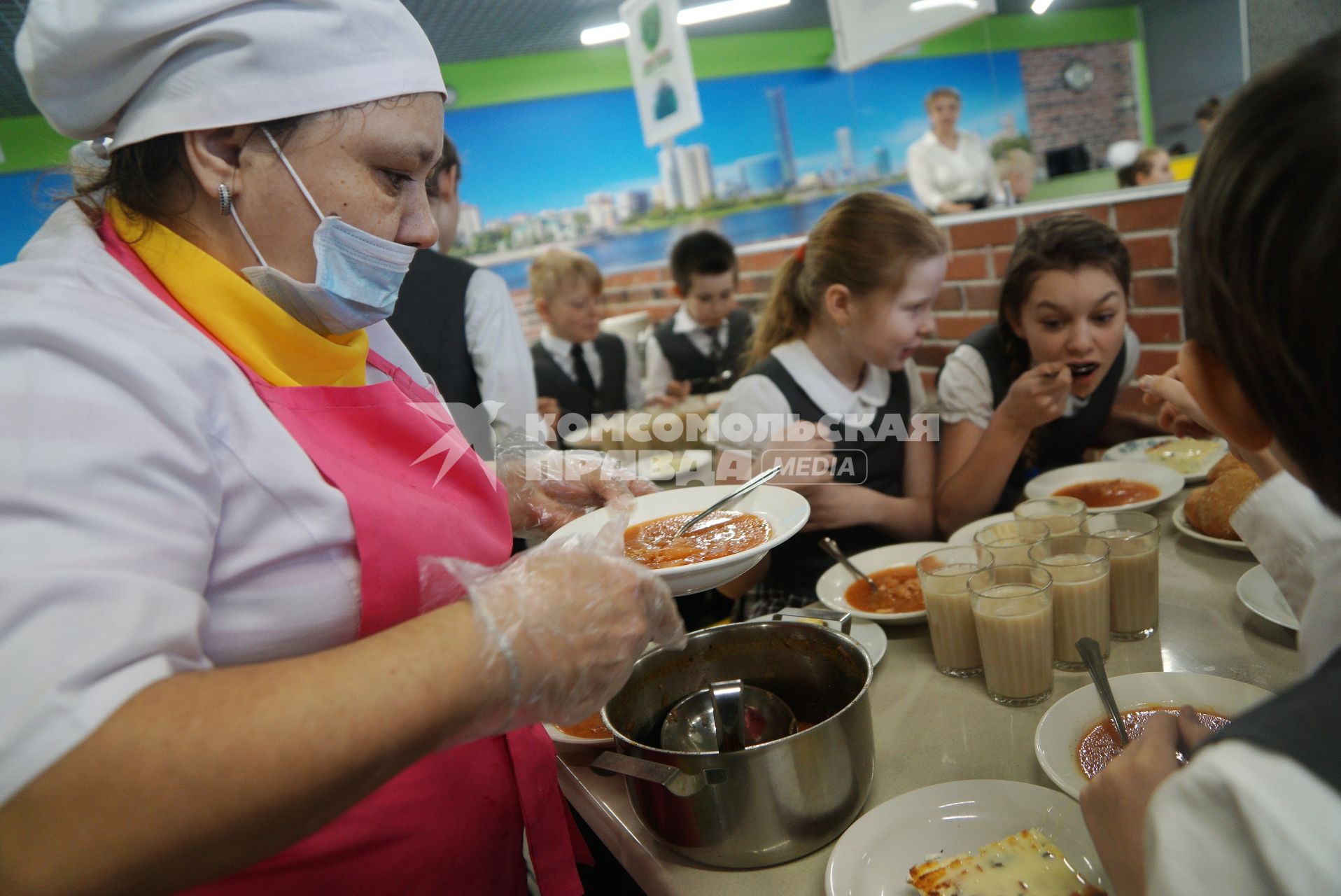 Екатеринбург. Ученики едят в школьной столовой