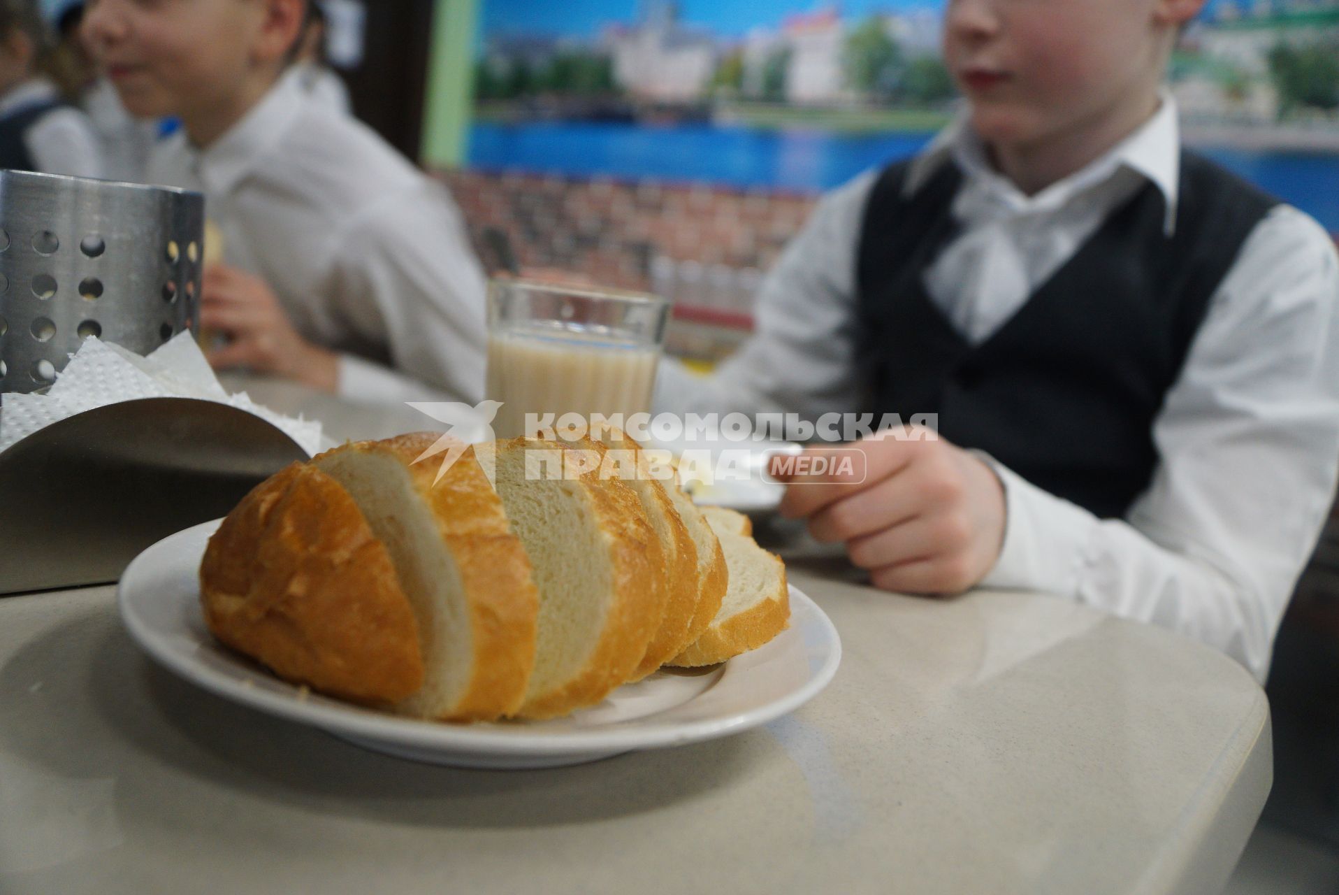 Екатеринбург. Ученики едят в школьной столовой