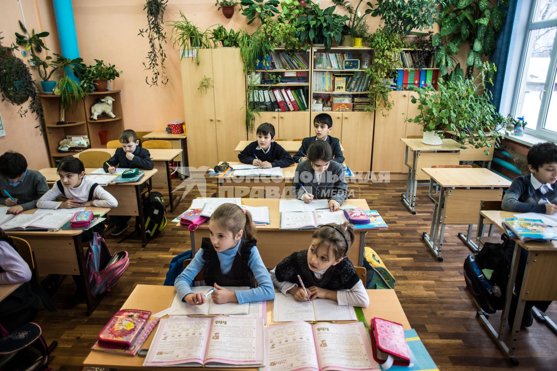 Тверская область, Рождествено. Ученики на занятиях в школе.