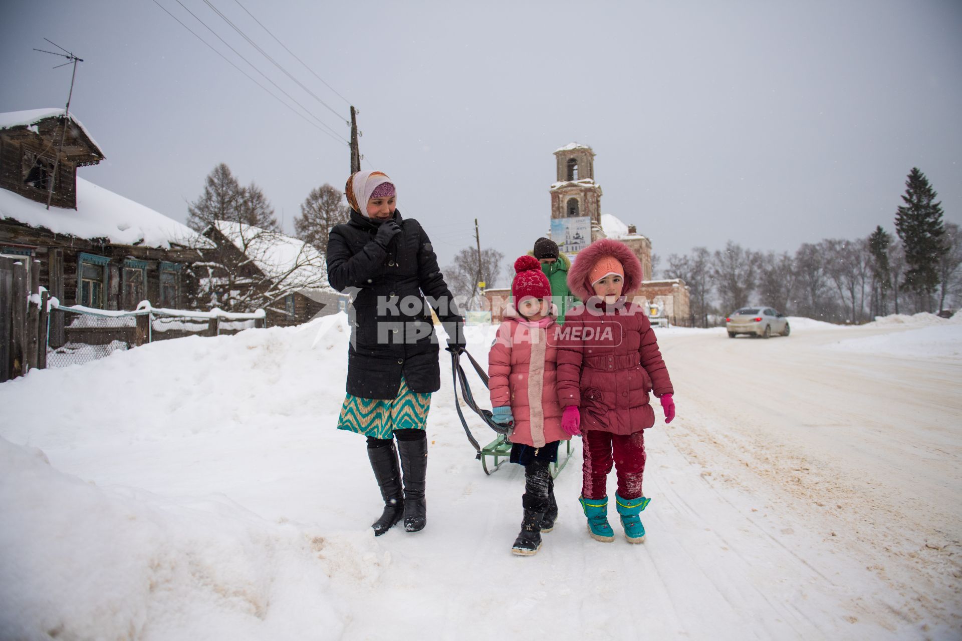 Тверская область, Рождествено.  Женщина  с детьми на  санках.