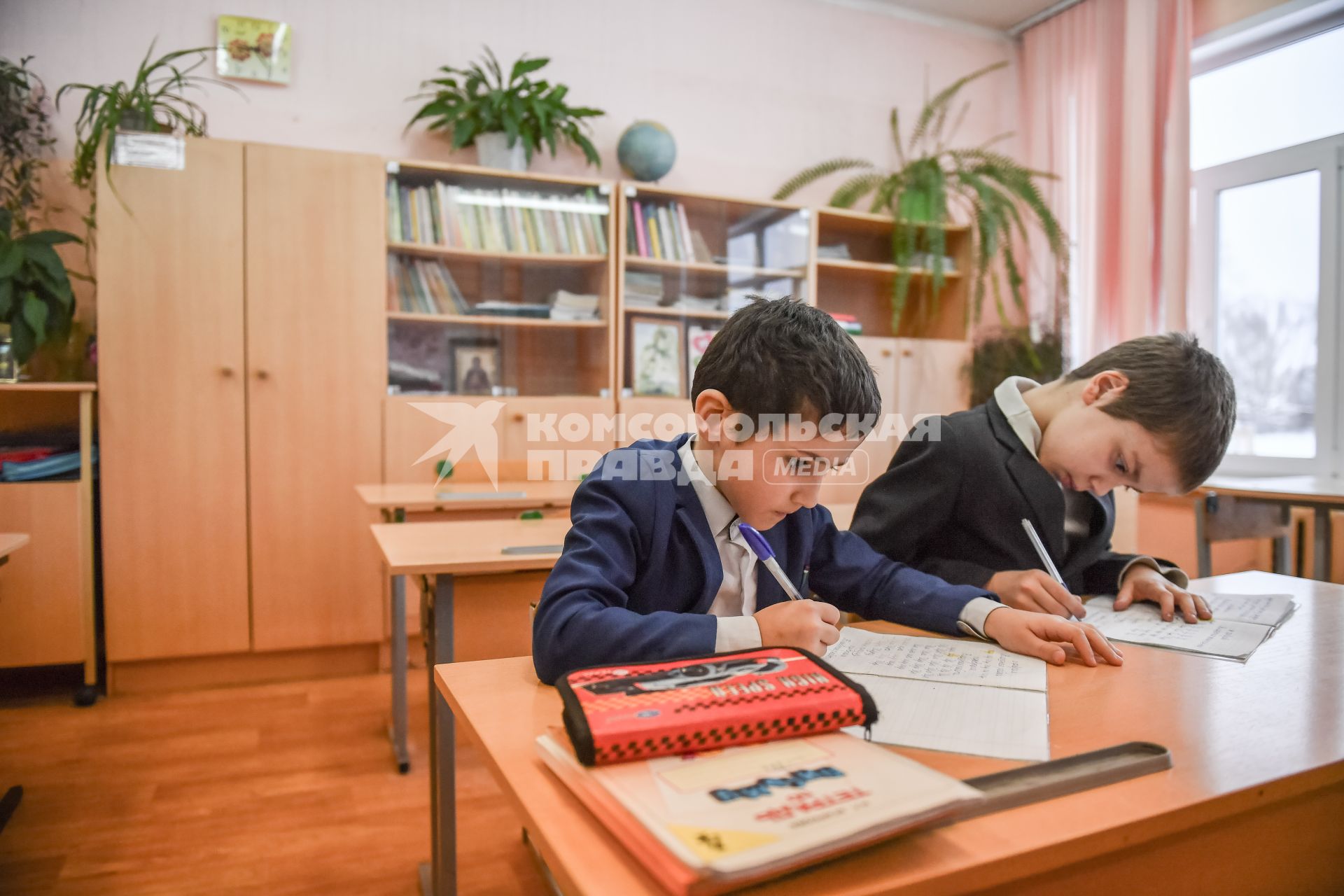 Тверская область, Рождествено. Ученики на занятиях в школе.