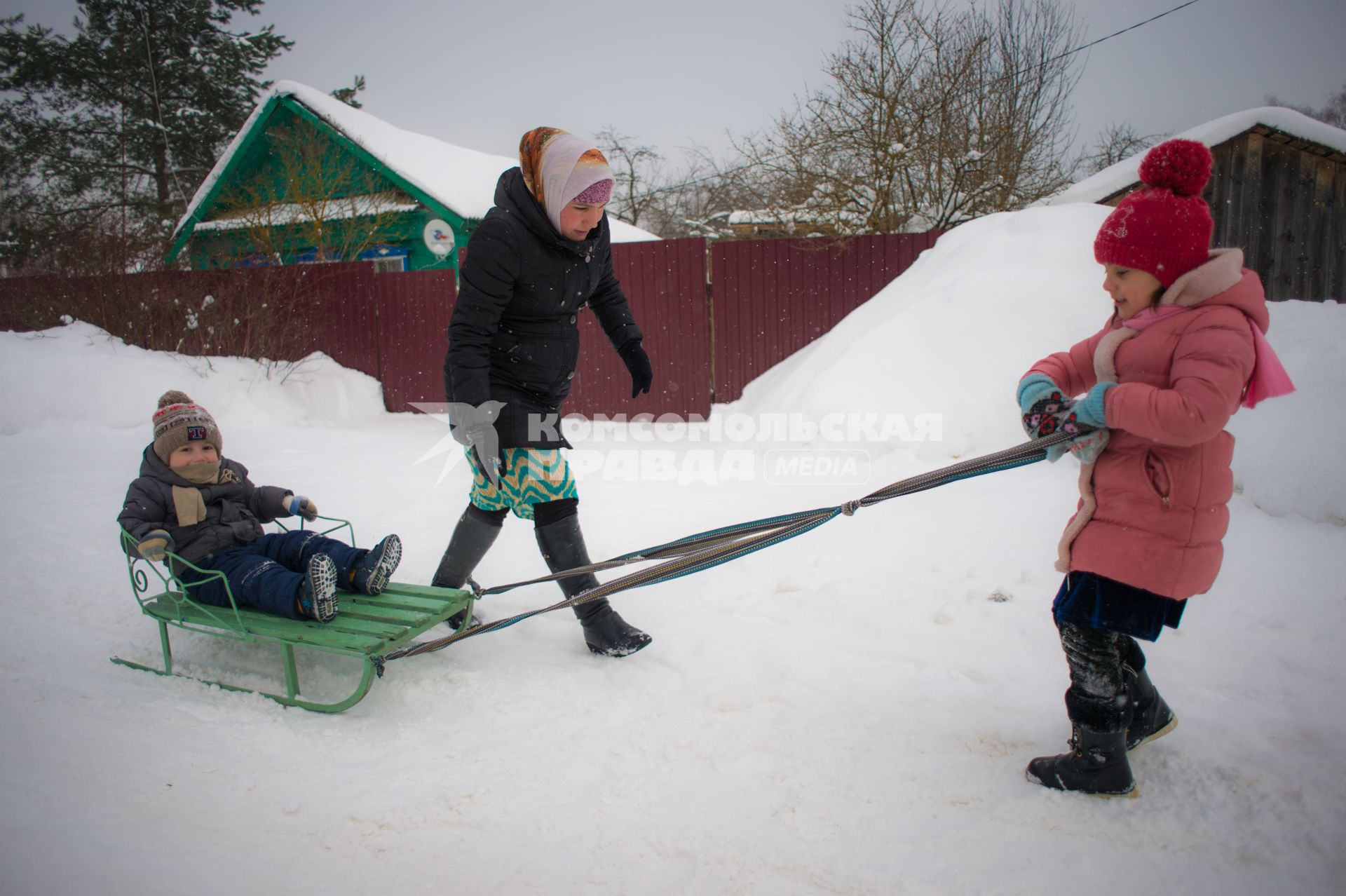 Тверская область, Рождествено.  Женщина  с детьми на  санках.