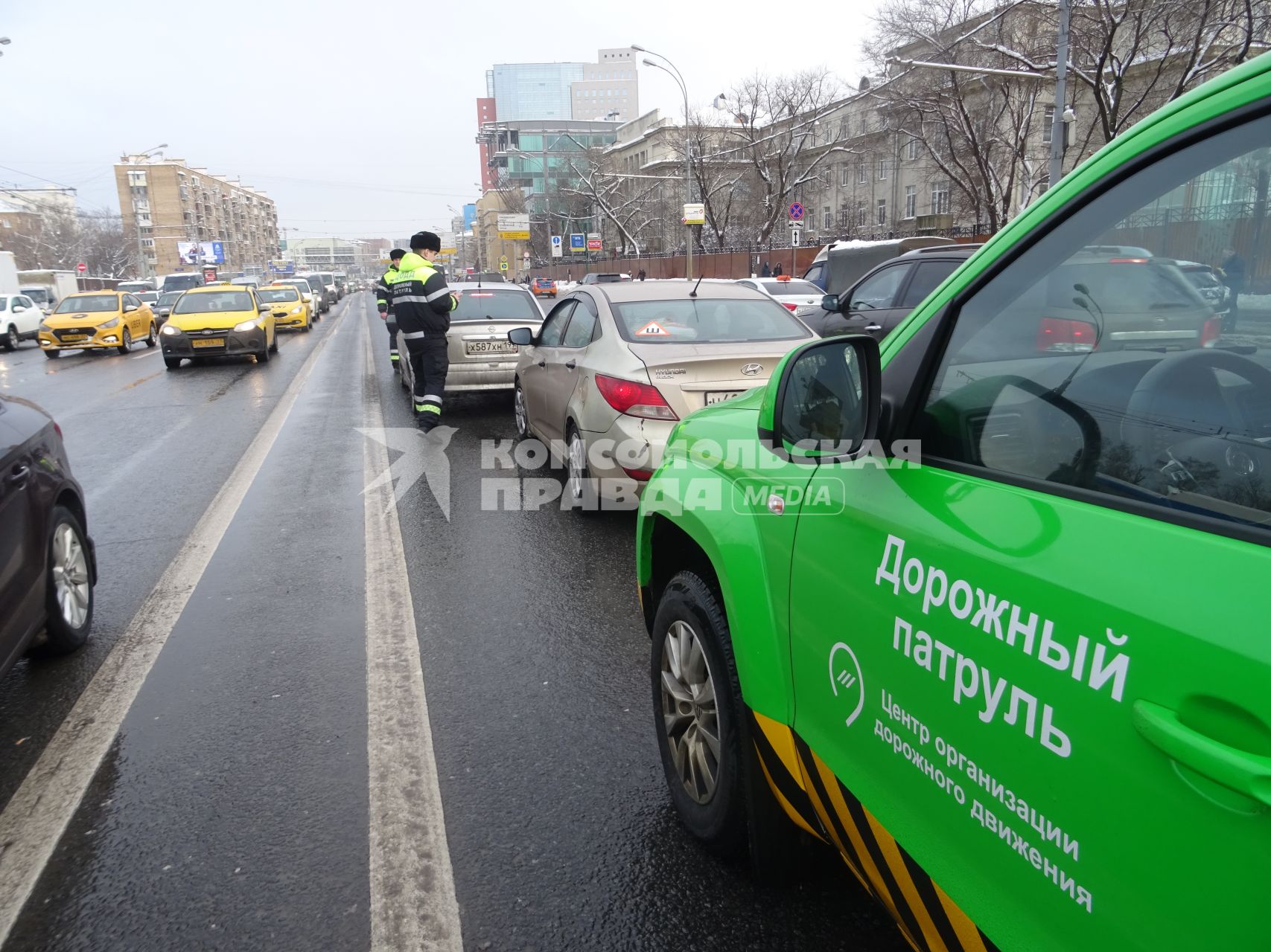 Москва. Сотрудники  ЦОДД (центра организации дорожного движения) на улице города.