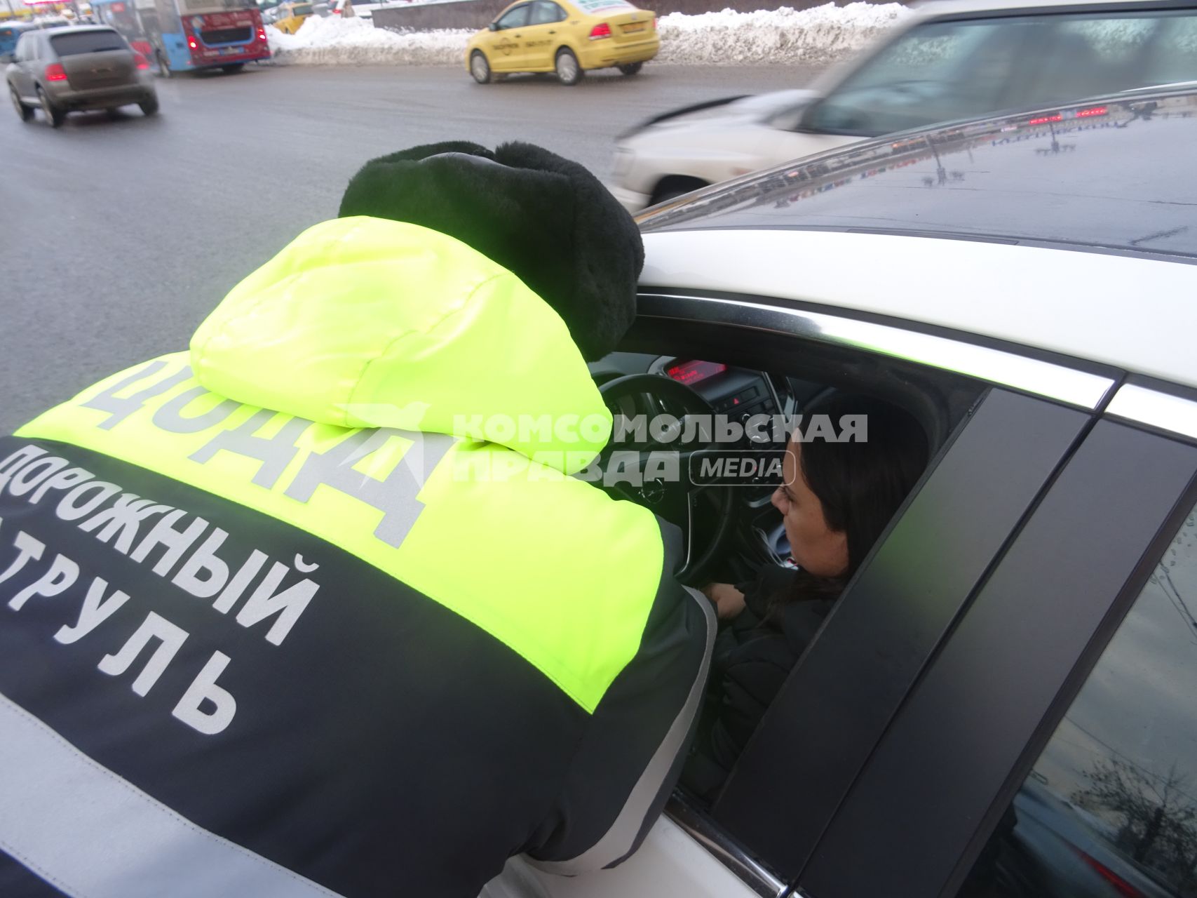 Москва. Сотрудники  ЦОДД (центра организации дорожного движения) на улице города.