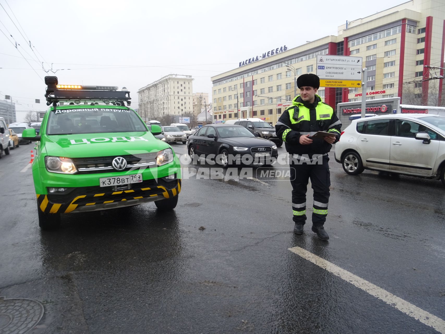 Москва. Сотрудник  ЦОДД (центра организации дорожного движения) на улице города.