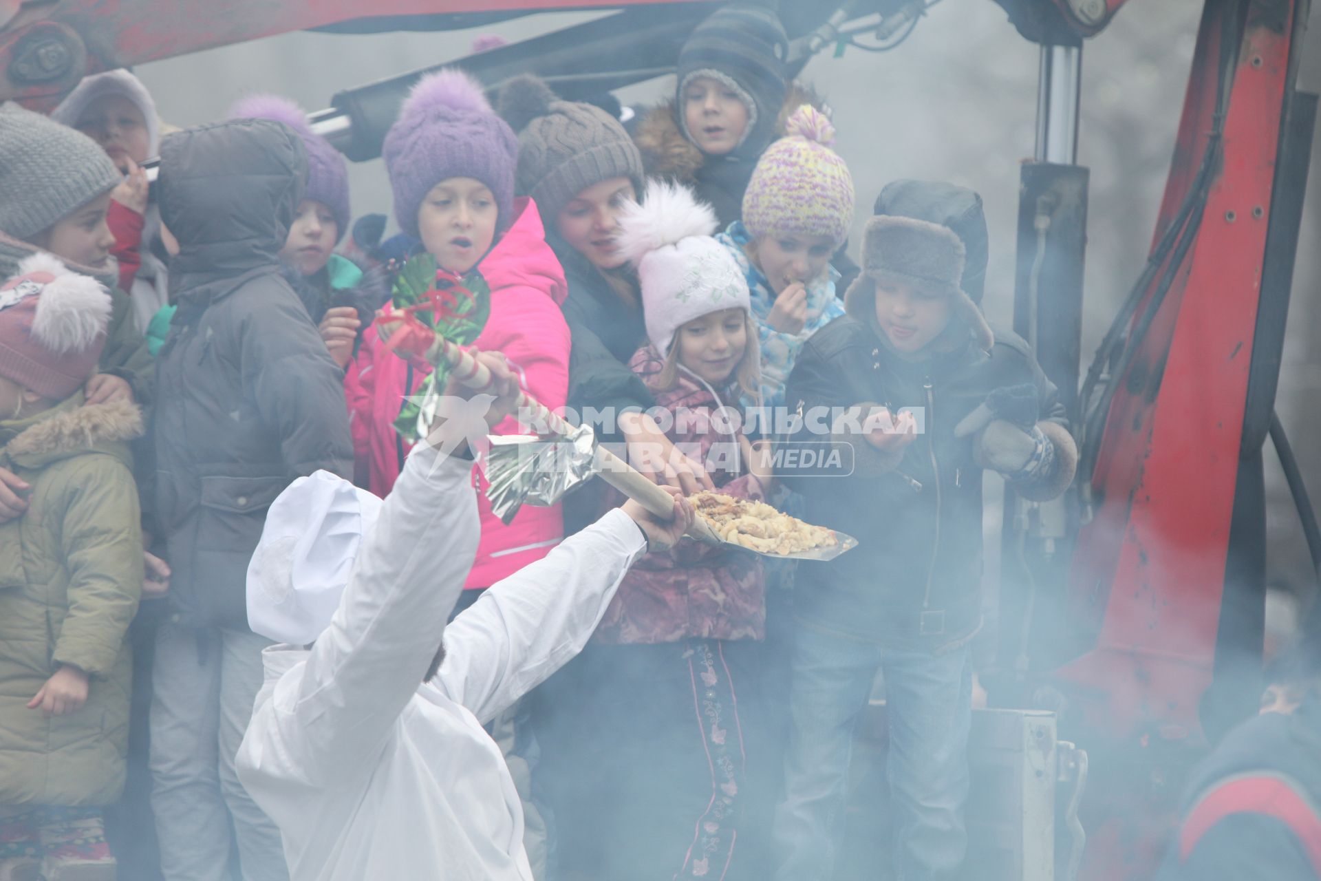 Ставрополь.  Горожане угощаются блинами во время праздничных гуляний, посвященных проводам Широкой Масленицы.