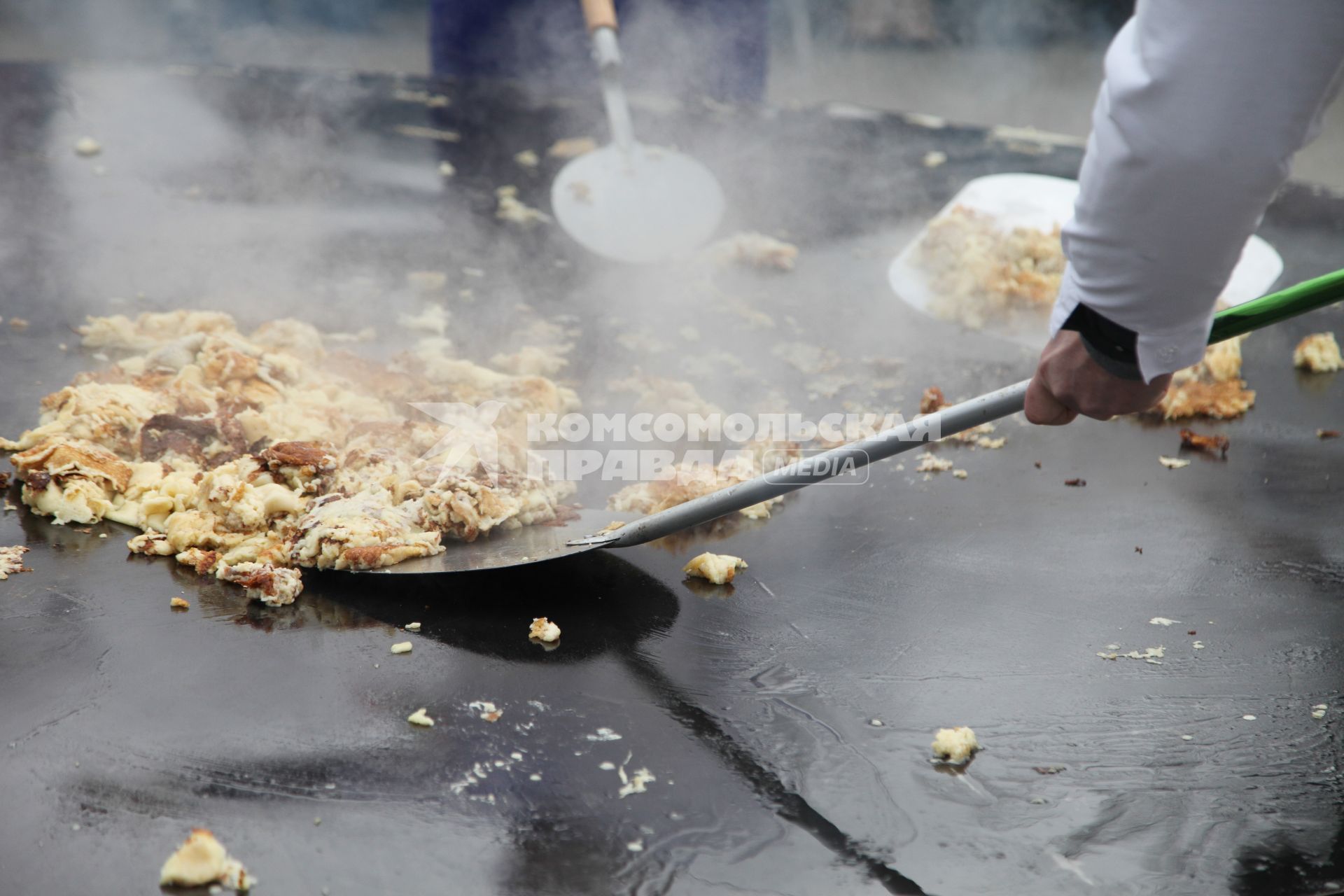 Ставрополь.  Приготовление блинов во время праздничных гуляний, посвященных проводам Широкой Масленицы.