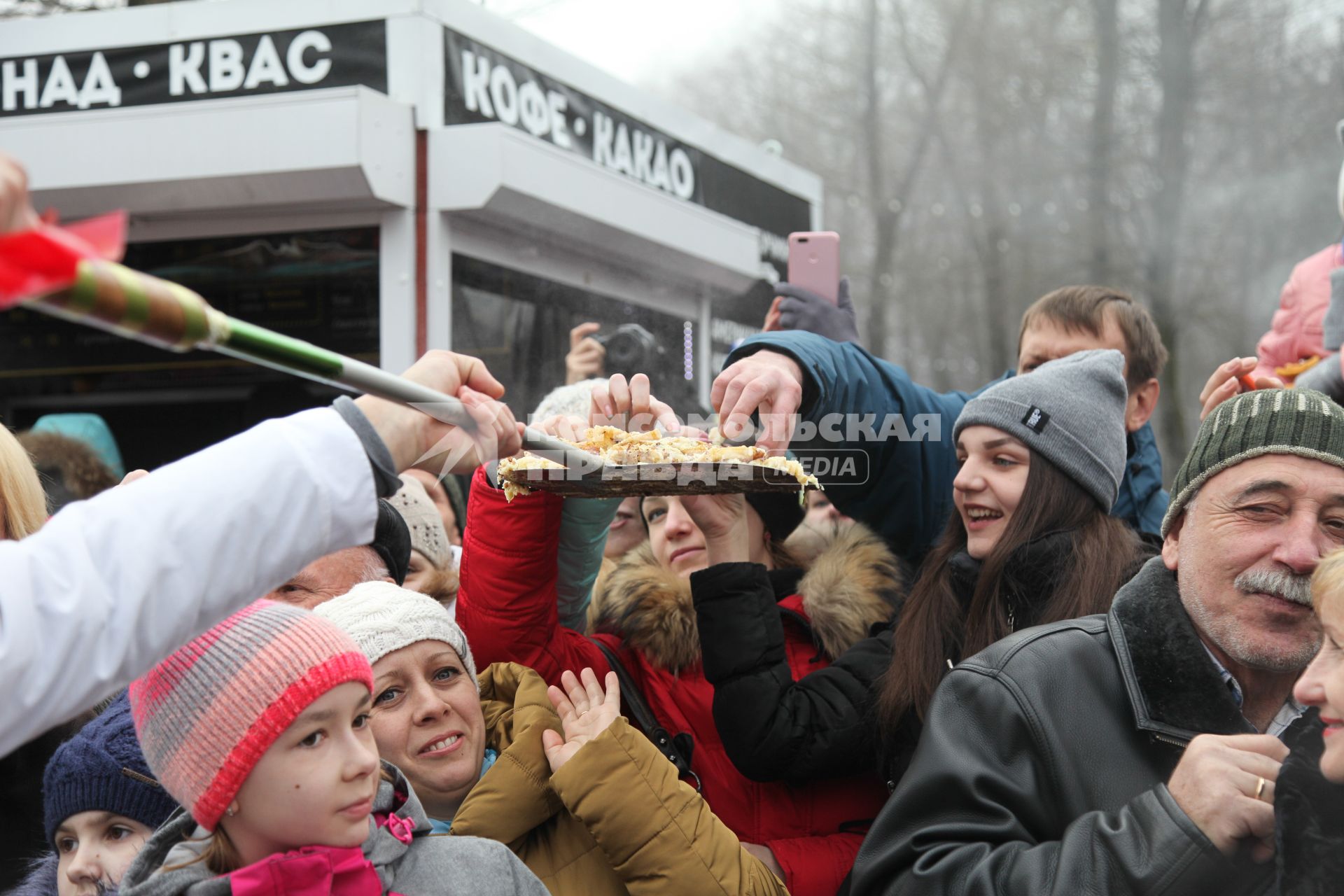 Ставрополь.  Горожане угощаются блинами во время праздничных гуляний, посвященных проводам Широкой Масленицы.