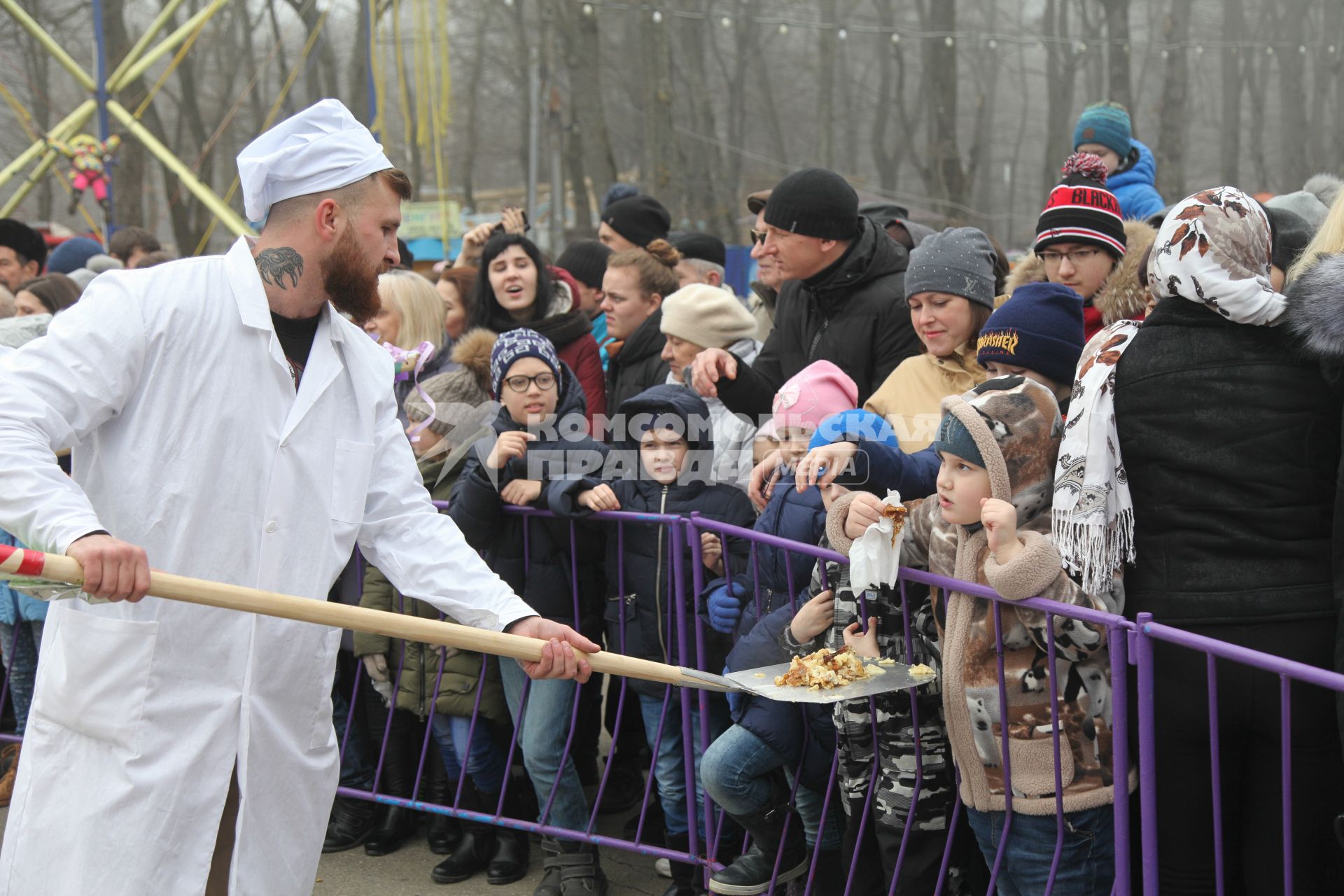 Ставрополь.  Горожане угощаются блинами во время праздничных гуляний, посвященных проводам Широкой Масленицы.